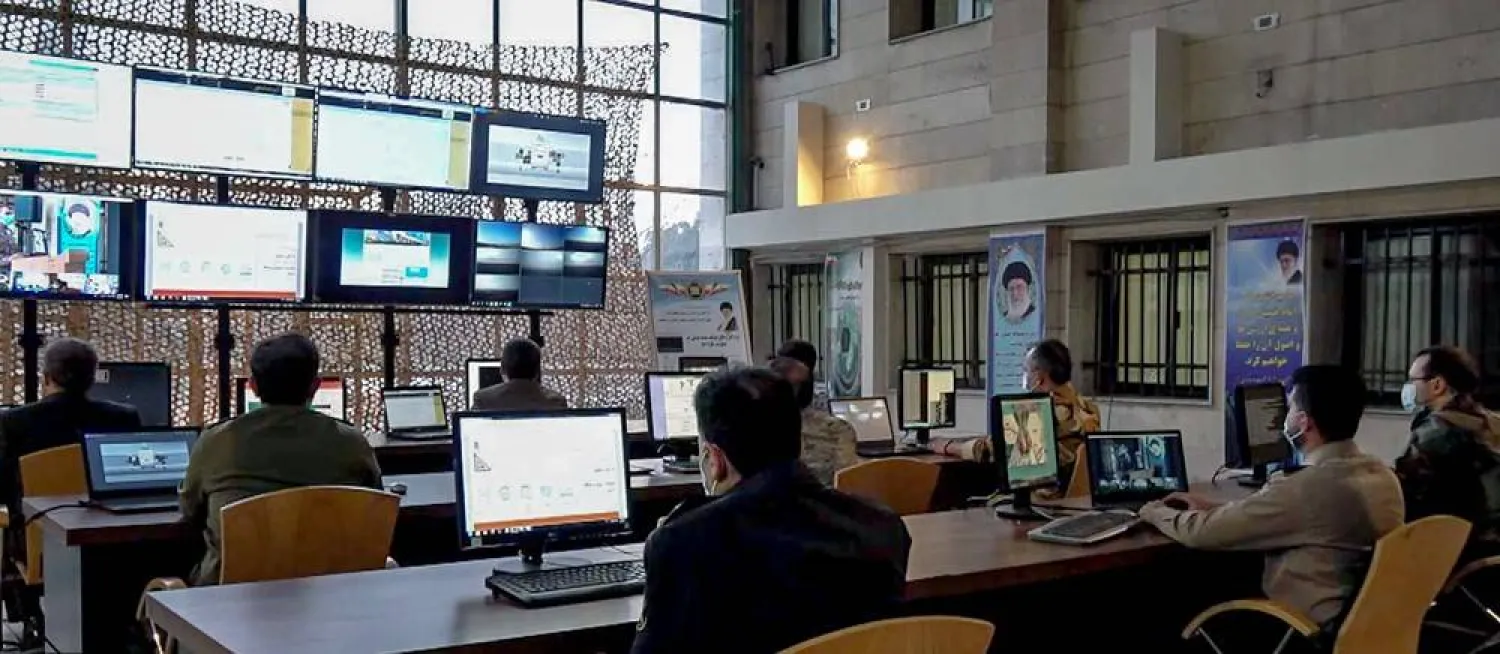 ضباط من الجيش السيبراني الإيراني في مركز تابع لـ«الحرس الثوري» (أرشيفية - دفاع برس)