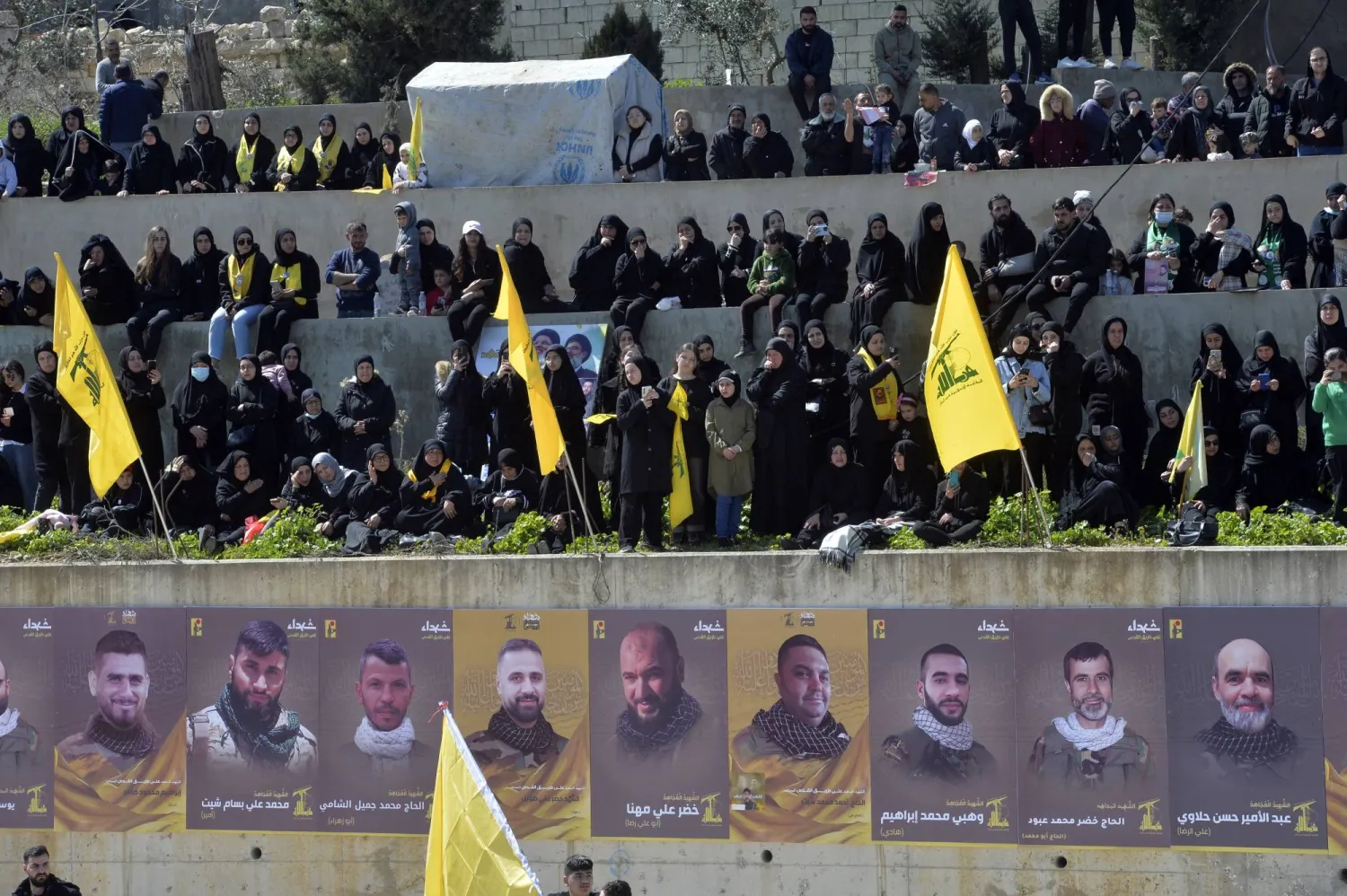 مناصرون لـ«حزب الله» يشاركون في تشييع جماعي لمقاتلين قتلوا في الحرب الأخيرة بجنوب لبنان (إ.ب.أ)