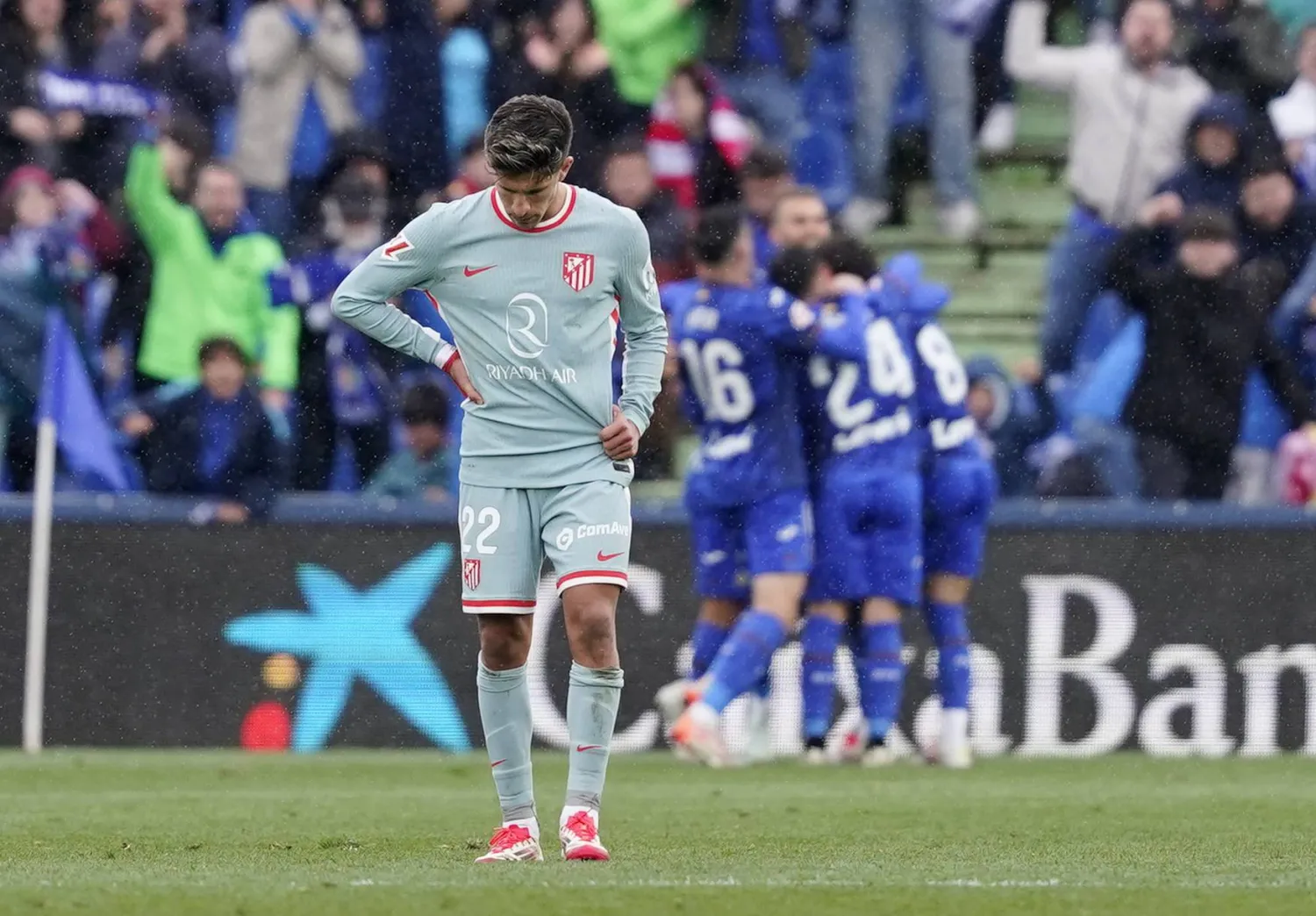 الحسرة على وجه جوليانو سيميوني لاعب أتليتكو مدريد وسط فرحة لاعبي خيتافي بالفوز (رويترز)