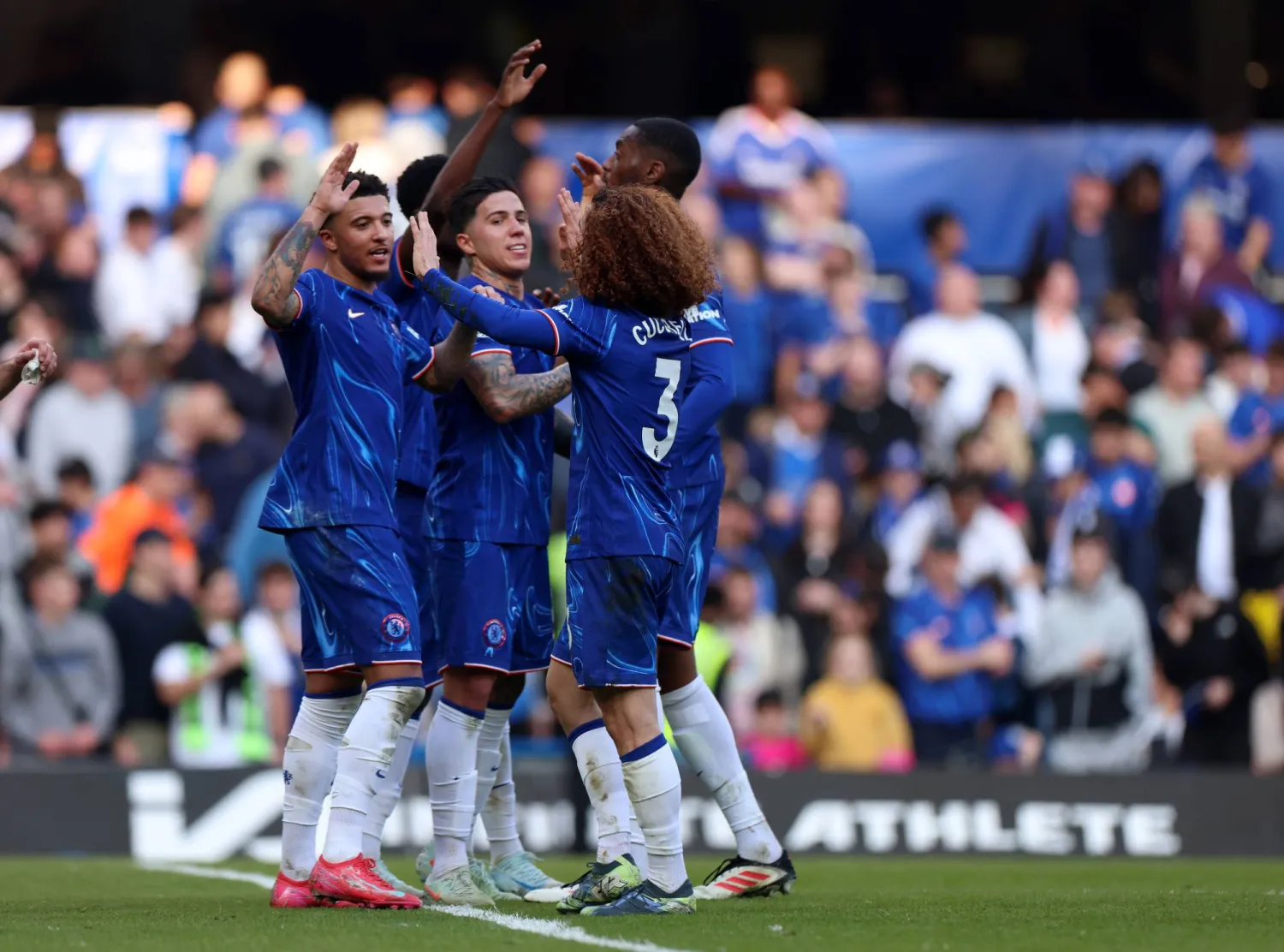 فرحة لاعبي تشيلسي بهدف كوكوريا في مرمى ليستر (إ.ب.أ)
