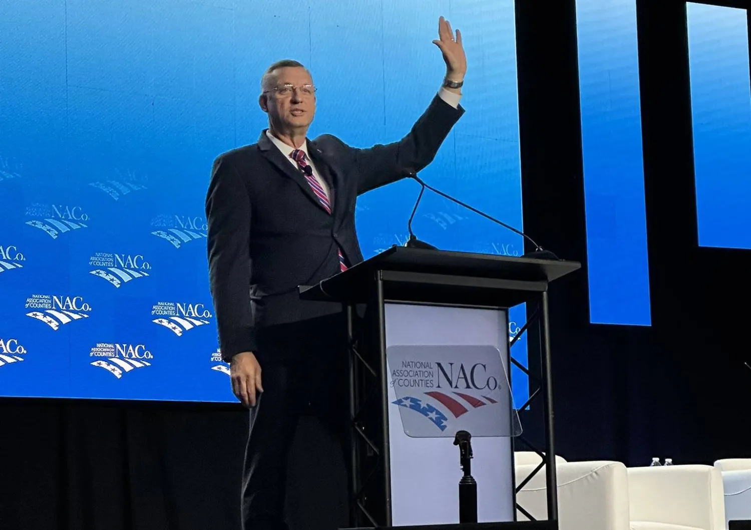 دوغ كولينز وزير شؤون قدامى المحاربين الأميركي (إكس)