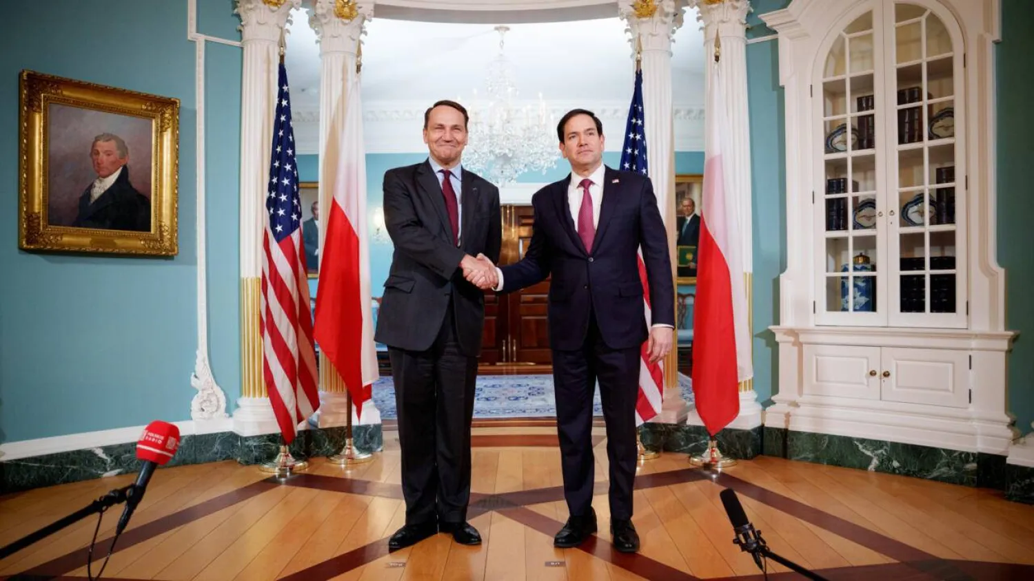 US Secretary of State Marco Rubio (R) greets Polish Foreign Minister Radoslaw Sikorski at the State Department on February 21, 2025, weeks before a US-Polish spat erupted over Elon Musk's Starlink company. Andrew Harnik / GETTY IMAGES NORTH AMERICA/AFP/File
