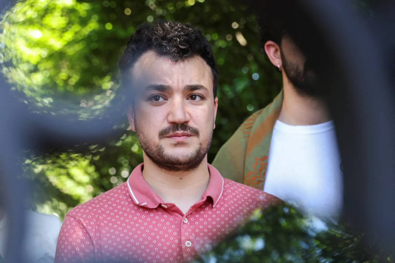 محمود خليل يتحدث إلى وسائل الإعلام حول مخيم «الثورة من أجل رفح» بجامعة كولومبيا أثناء الحرب الإسرائيلية على غزة (أرشيفية-رويترز)