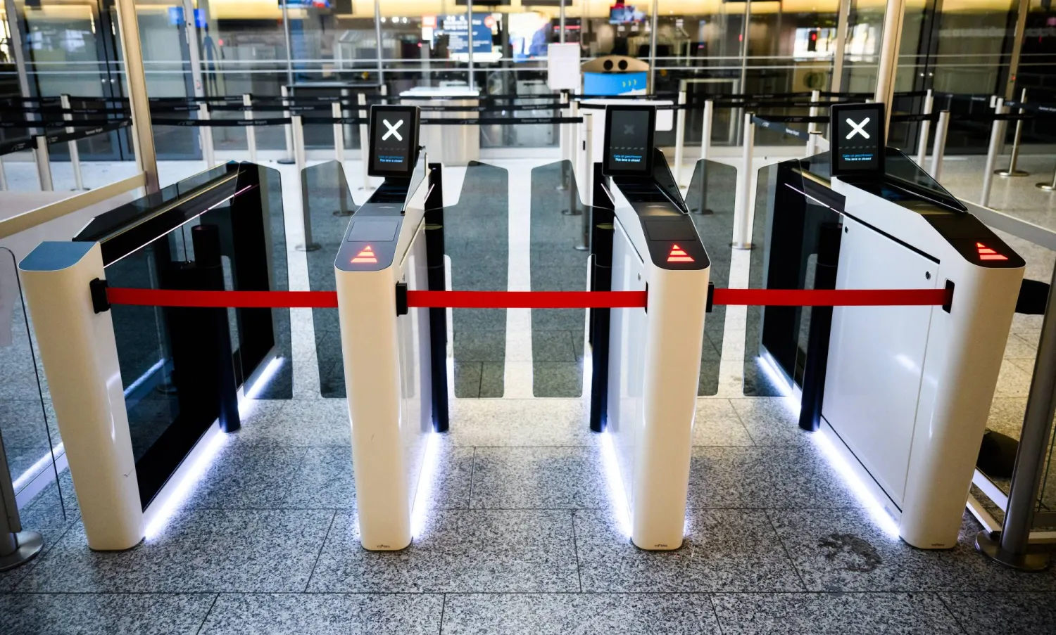 إغلاق أبواب مطار هانوفر بعد أن دعت نقابة فيردي العمالية موظفي الخدمة العامة وموظفي الخدمات الأرضية للإضراب التحذيري لمدة 24 ساعة اليوم (د.ب.أ)