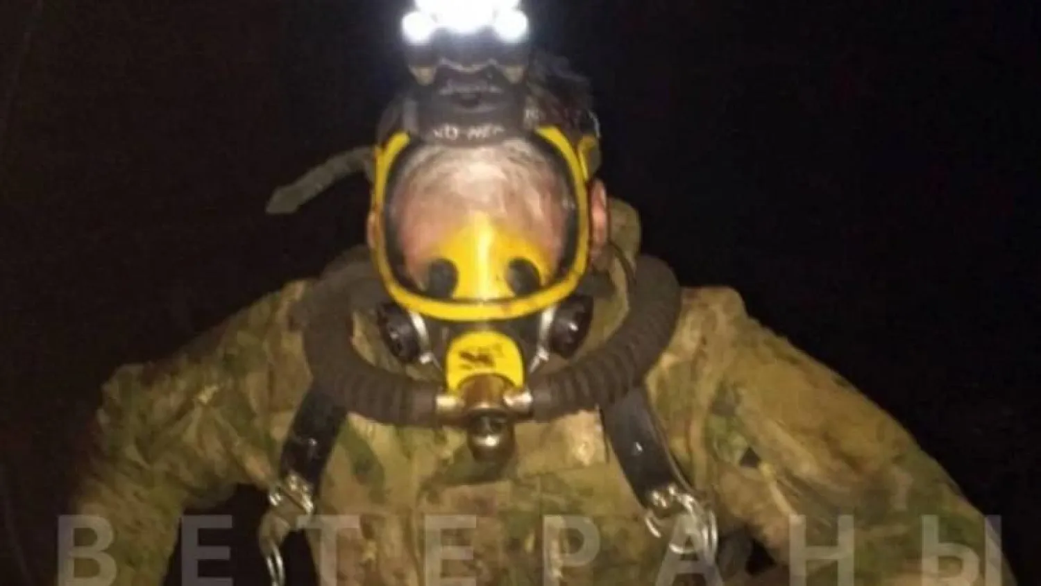 صورة لجندي من القوات الخاصة الروسية يرتدي قناعاً ويسير داخل أنبوب لنقل الغاز (تلغرام)