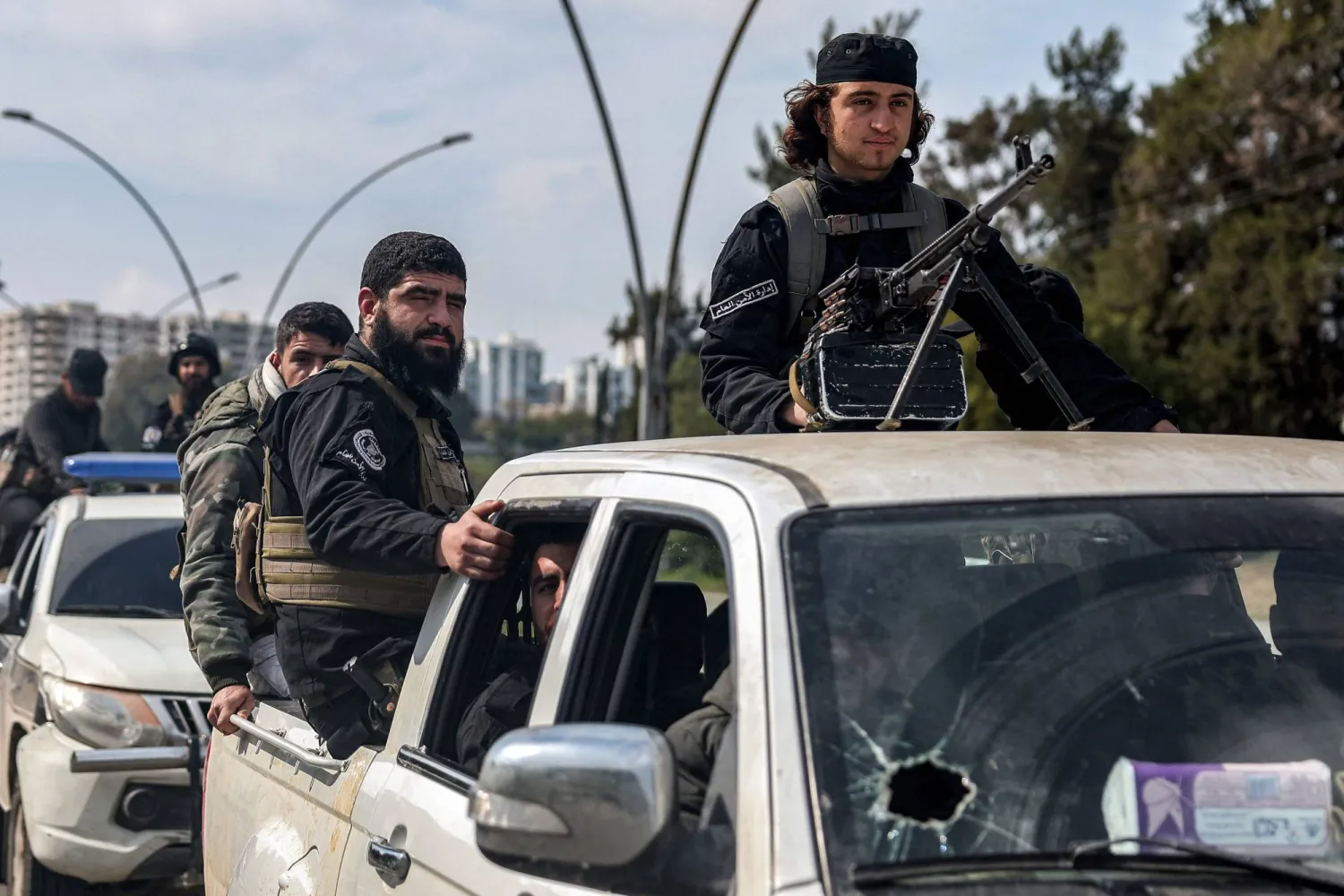 قوات الأمن السورية خلال دورية على طول طريق في مدينة اللاذقية (أ.ف.ب)