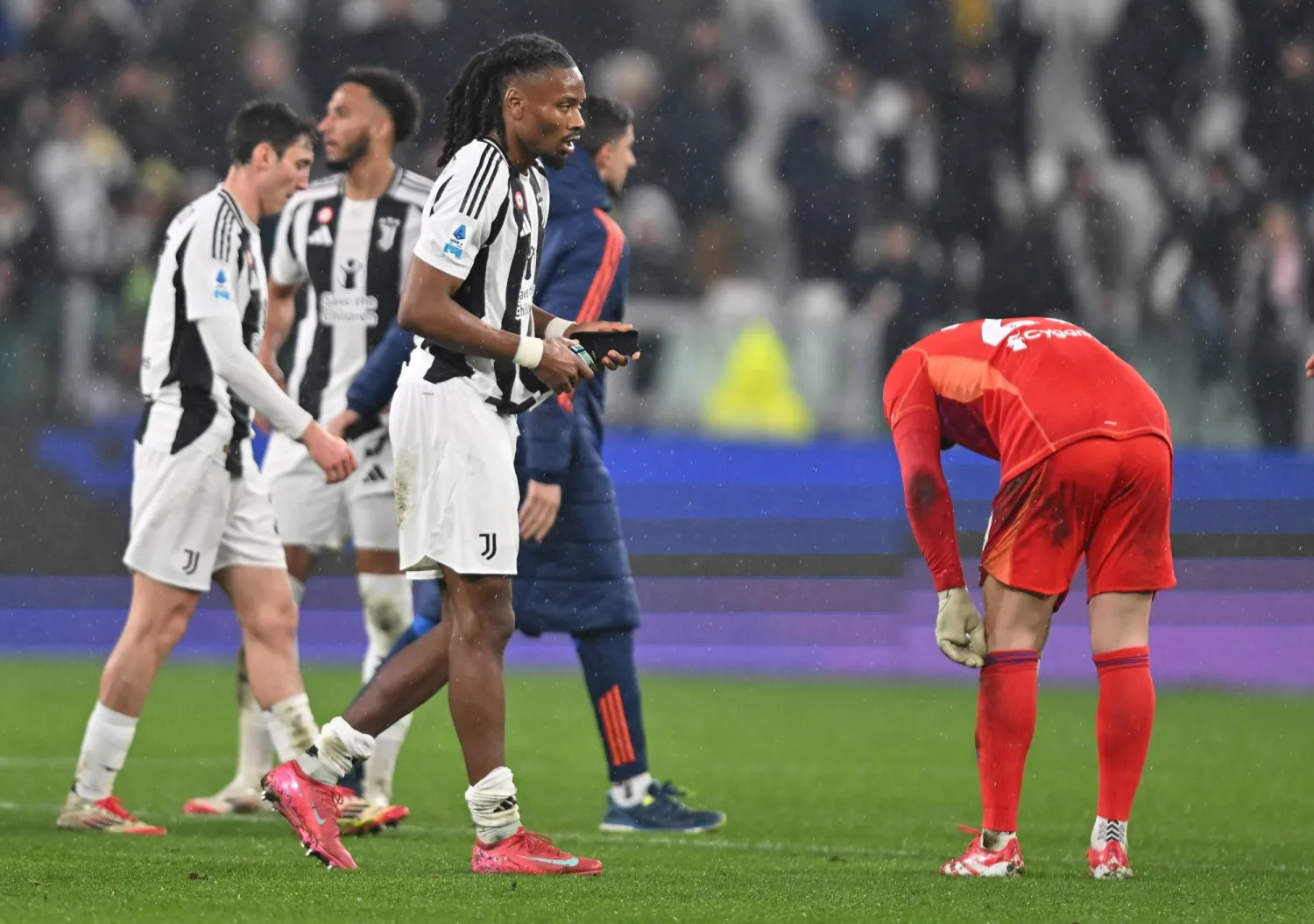 الخيبة بادية على لاعبي يوفنتوس (إ.ب.أ)