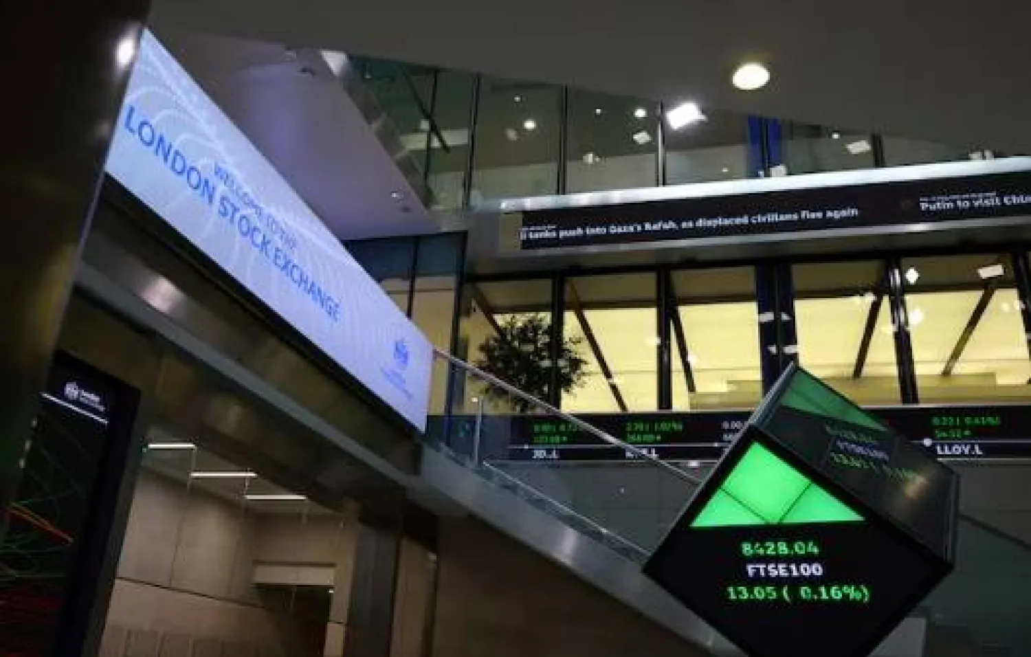 شاشات التداول داخل بهو بورصة لندن للأوراق المالية (رويترز)