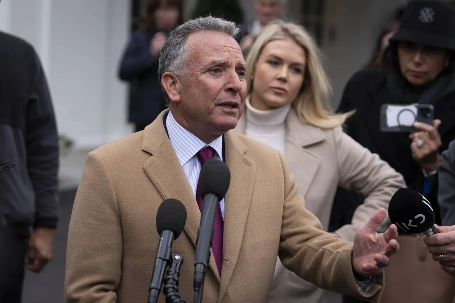 ستيف ويتكوف مبعوث الرئيس الأميركي دونالد ترمب للشرق الأوسط يتحدث للصحافيين في حديقة البيت الأبيض (أ.ب)