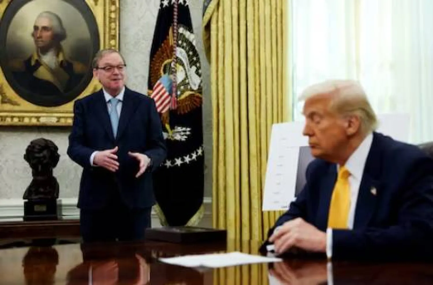 المستشار الاقتصادي للبيت الأبيض كيفن هاسيت يتحدث بجانب الرئيس ترمب في المكتب البيضاوي 7 مارس 2025 (رويترز)