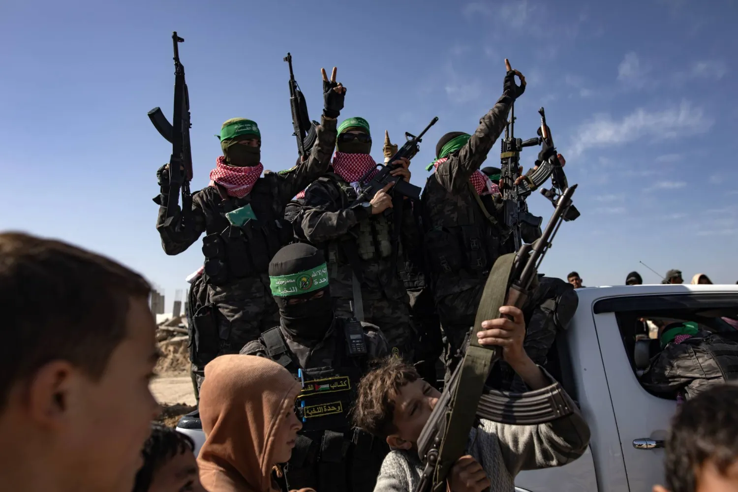 مقاتلون من «كتائب عز الدين القسام» الجناح العسكري لحركة «حماس» في خان يونس فبراير الماضي (إ.ب.أ)