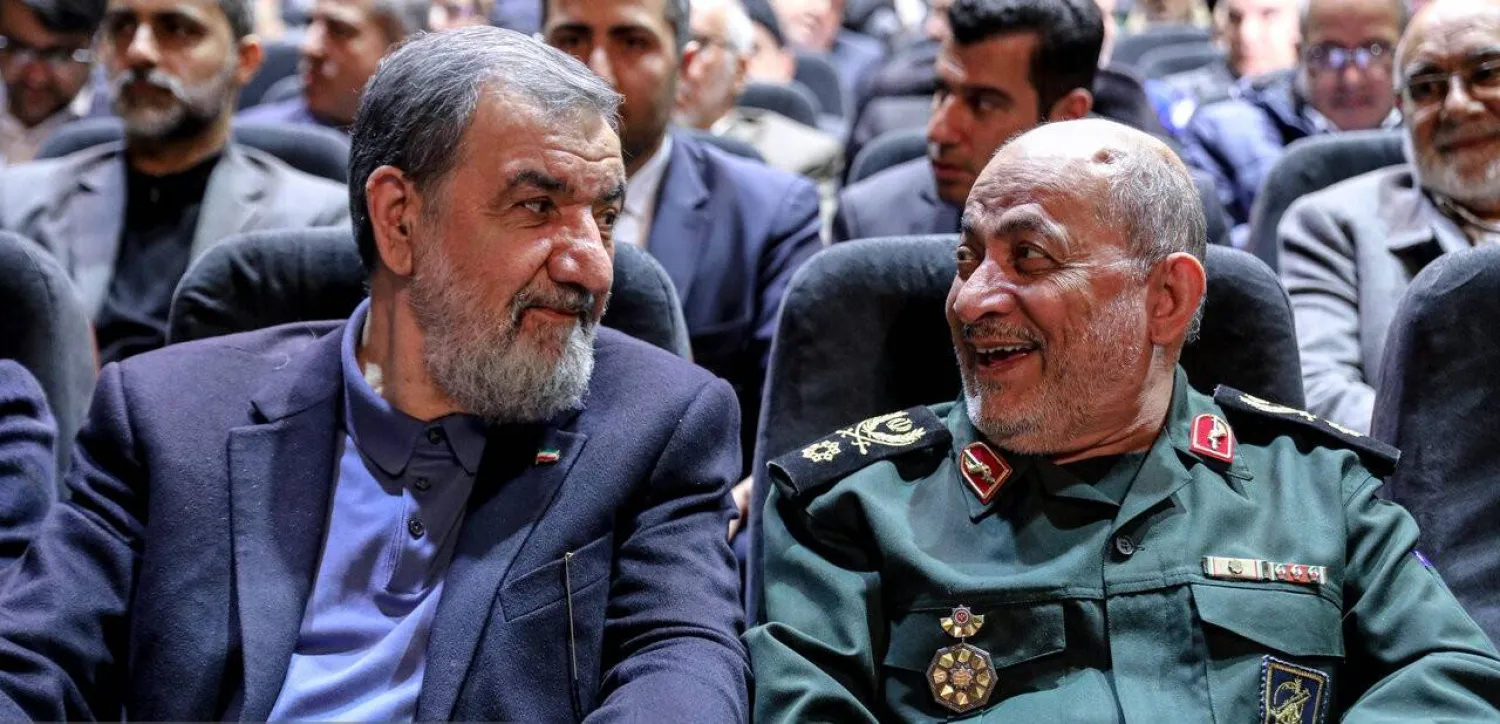 رفيق دوست يرتدي الزي العسكري خلال مراسم تكريمه ويُبدي نظرة نحو محسن رضائي في 24 فبراير 2025 (مهر)