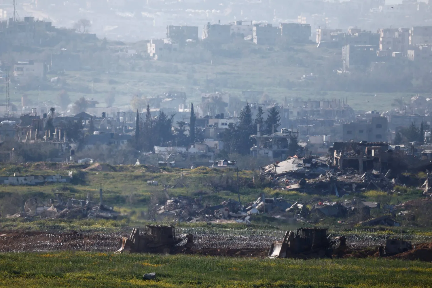 جرافات إسرائيلية داخل قطاع غزة (رويترز)