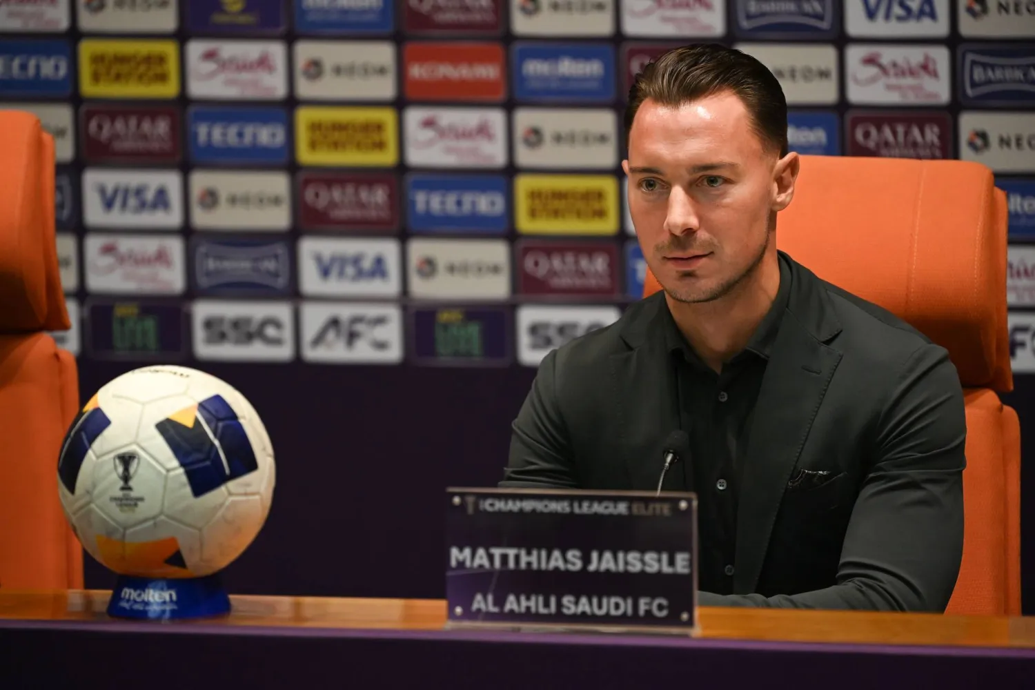 الألماني ماتياس يايسله مدرب فريق الأهلي السعودي (تصوير: علي خمج) 