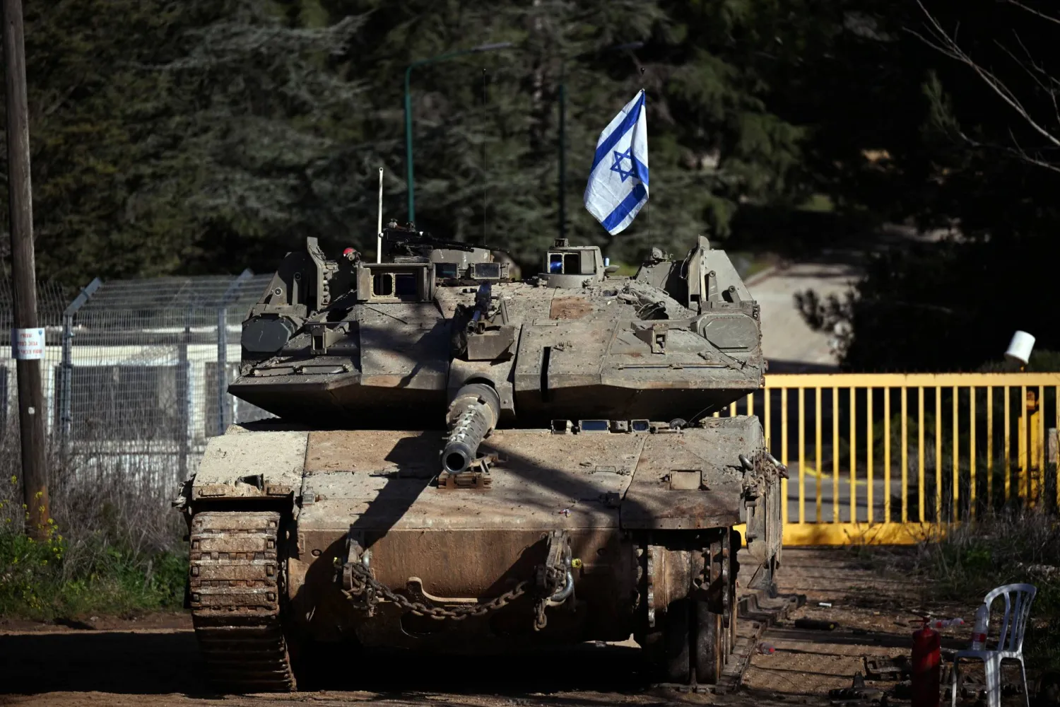 دبابة متمركزة على الجانب الإسرائيلي من الحدود الإسرائيلية اللبنانية 18 فبراير 2025 (رويترز)