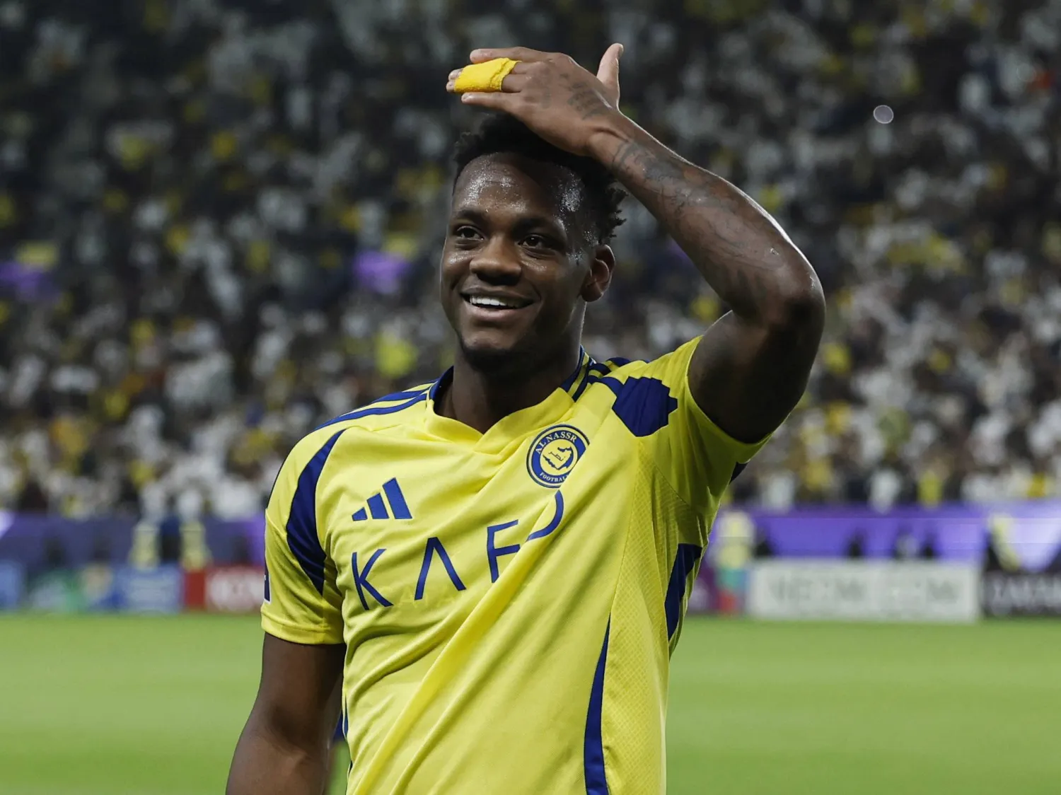 دوران يحتفل بهدفه في شباك الاستقلال الإيراني (رويترز) 