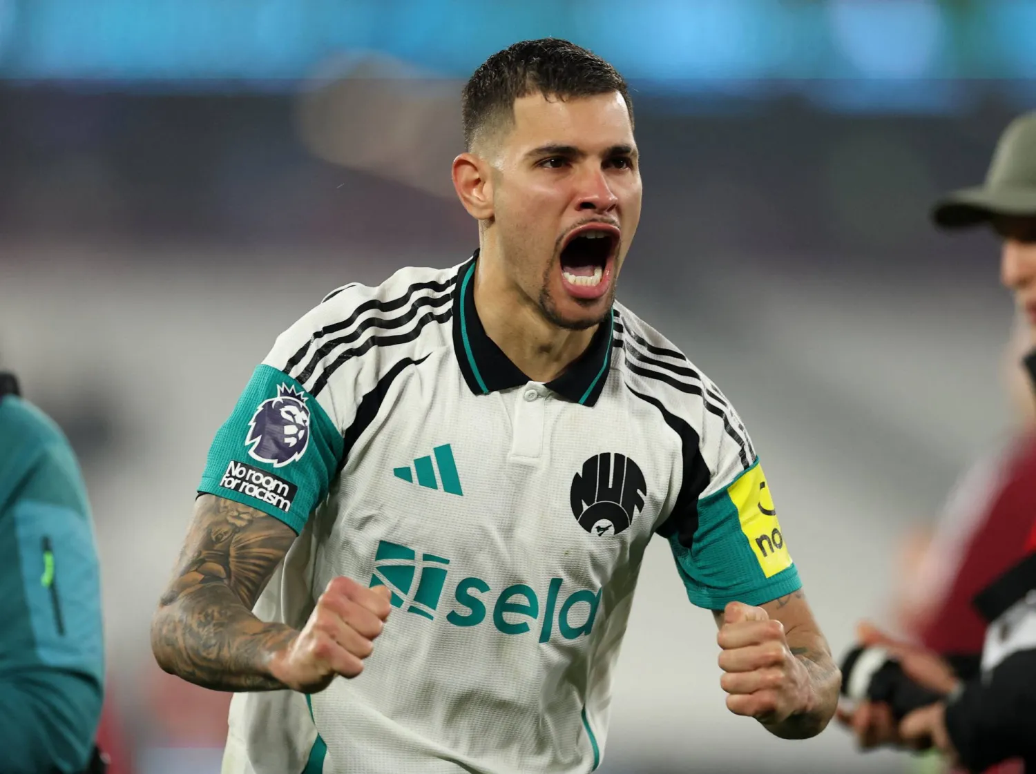 برونو غيمارايش يحتفل بفوز نيوكاسل يونايتد (رويترز)