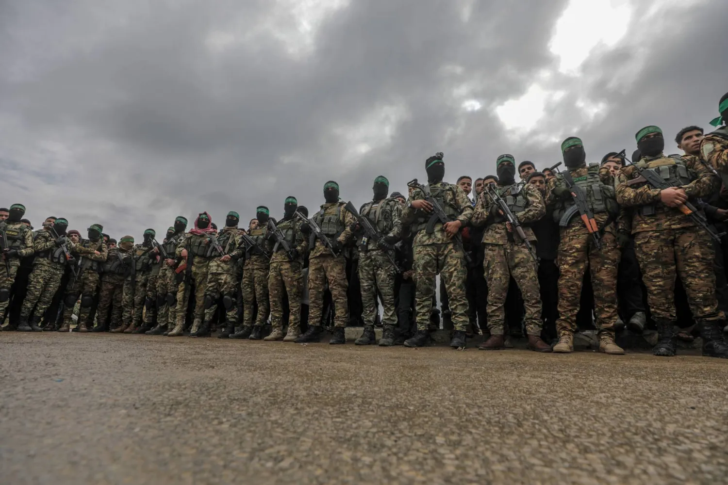 مسلحون من «كتائب القسام» التابعة لحركة «حماس» في مخيم النصيرات وسط غزة 22 فبراير الماضي (إ.ب.أ)