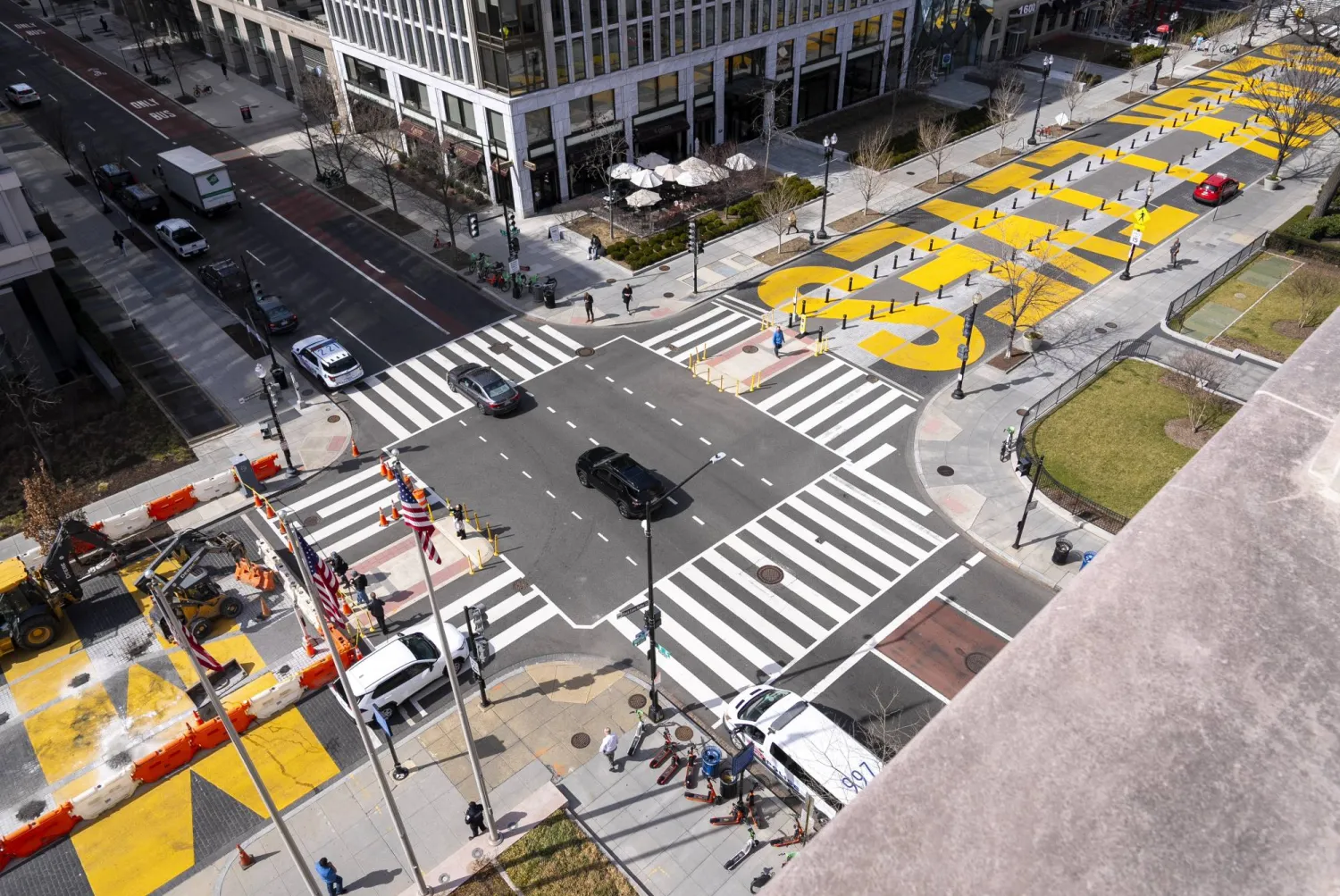 الجدارية الإسفلتية الضخمة لحركة «حياة السود مهمّة» أثناء إزالتها (أ.ب)