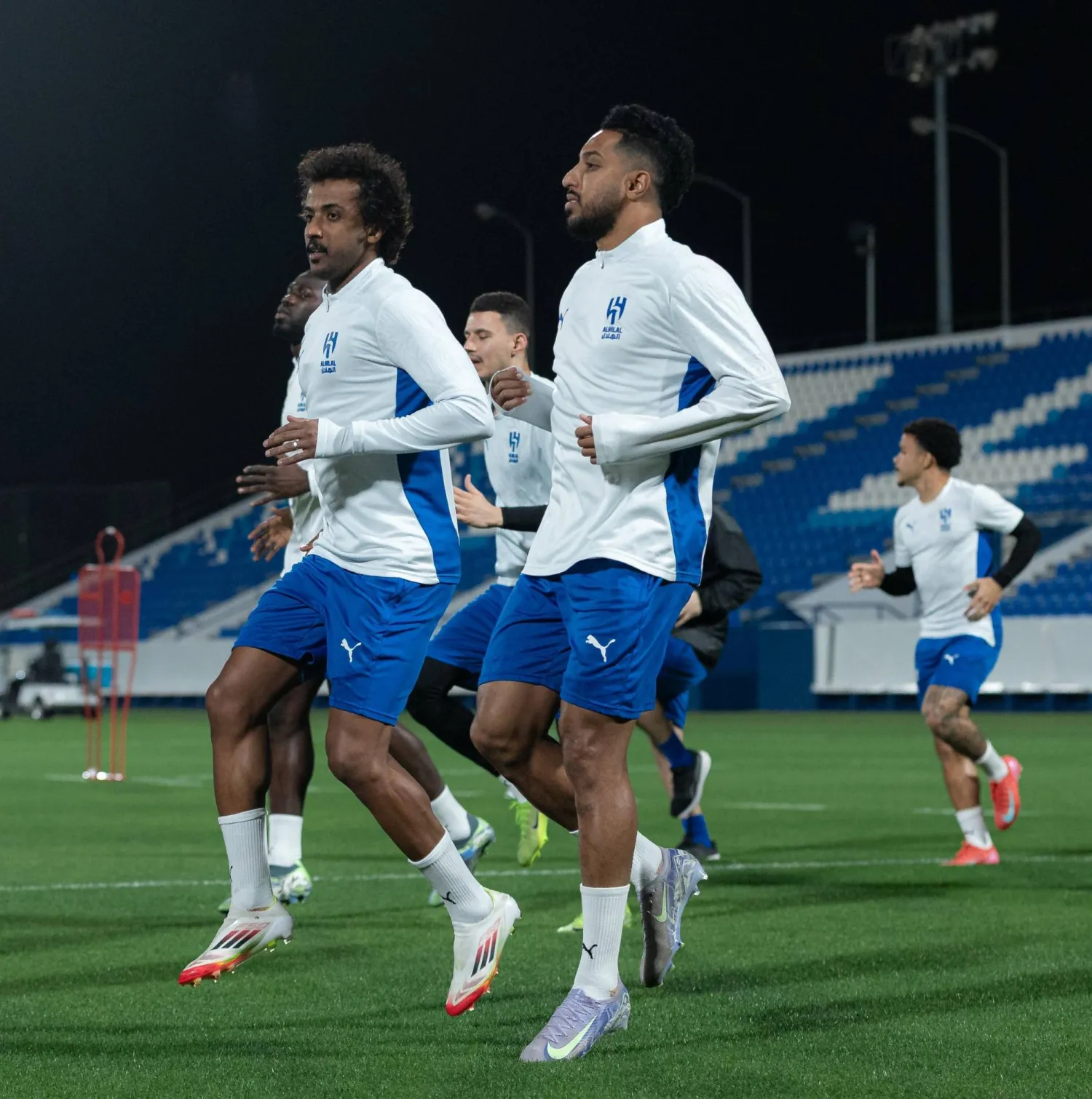 ياسر الشهراني وسالم الدوسري يتقدمان التدريبات (نادي الهلال)