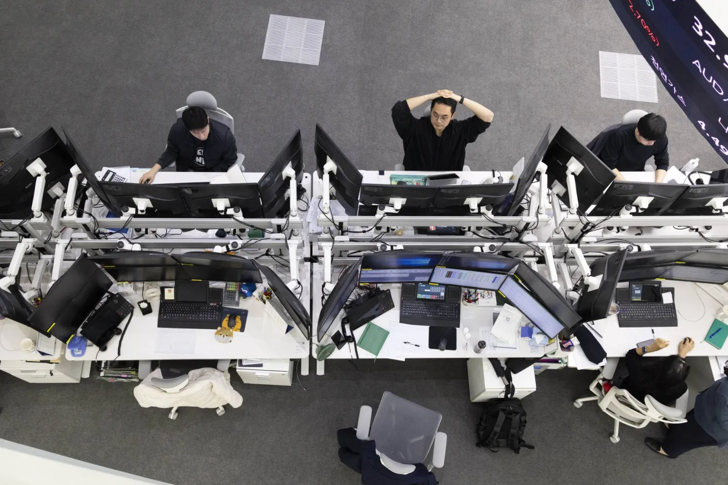 متداولون يعملون في بنك هانا في سيول بكوريا الجنوبية (وكالة حماية البيئة) 