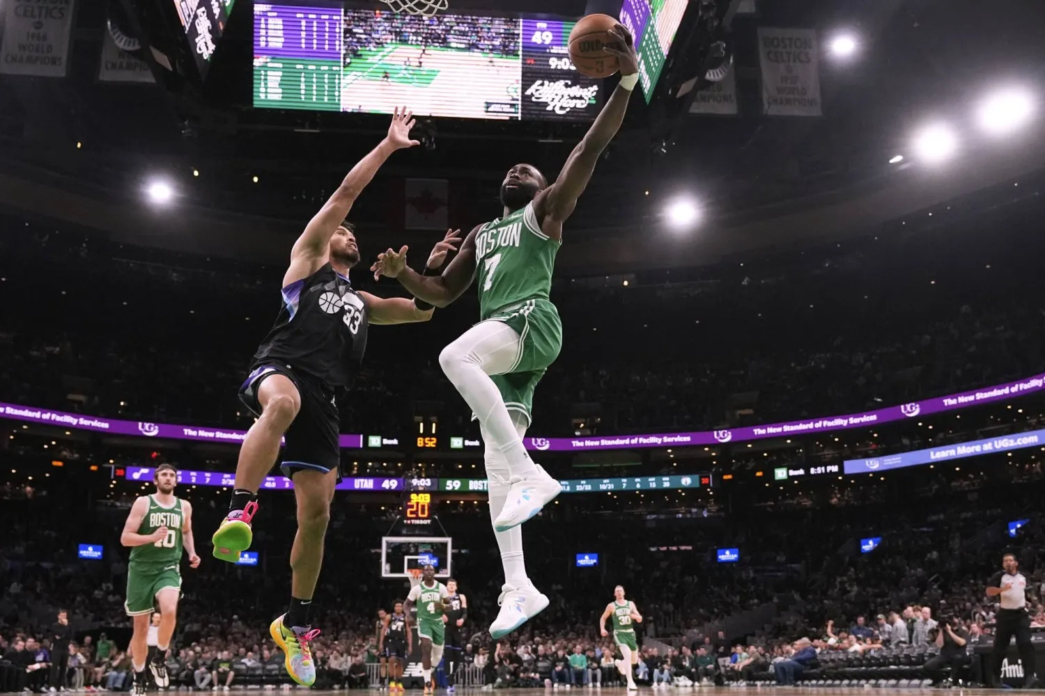 سام هاوزر لعب دوراً أساسياً في الفوز السابع والأربعين لسلتيكس (أ.ب)