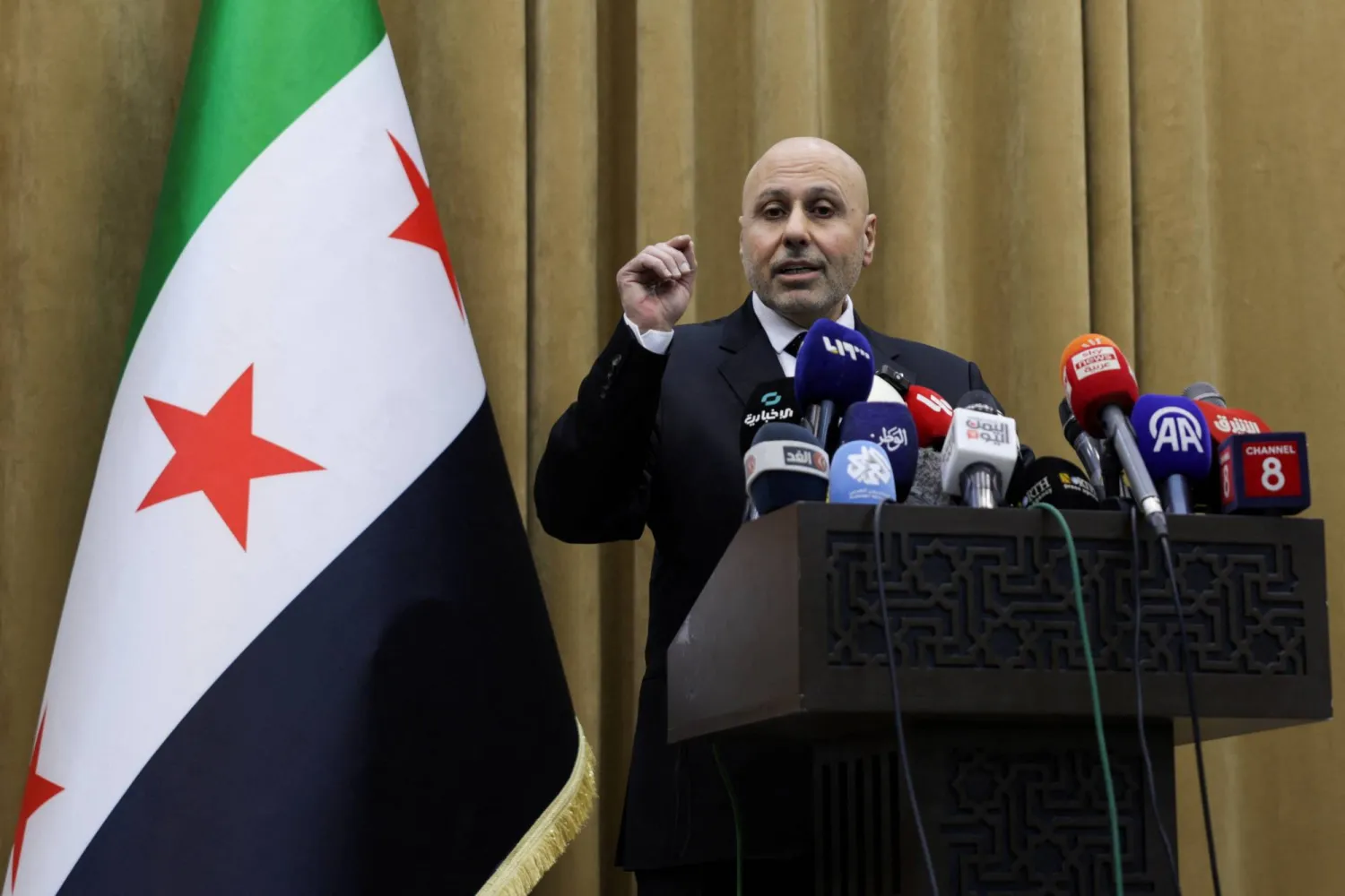 ياسر الفرحان متحدثا خلال مؤتمر صحافي في دمشق اليوم (رويترز)