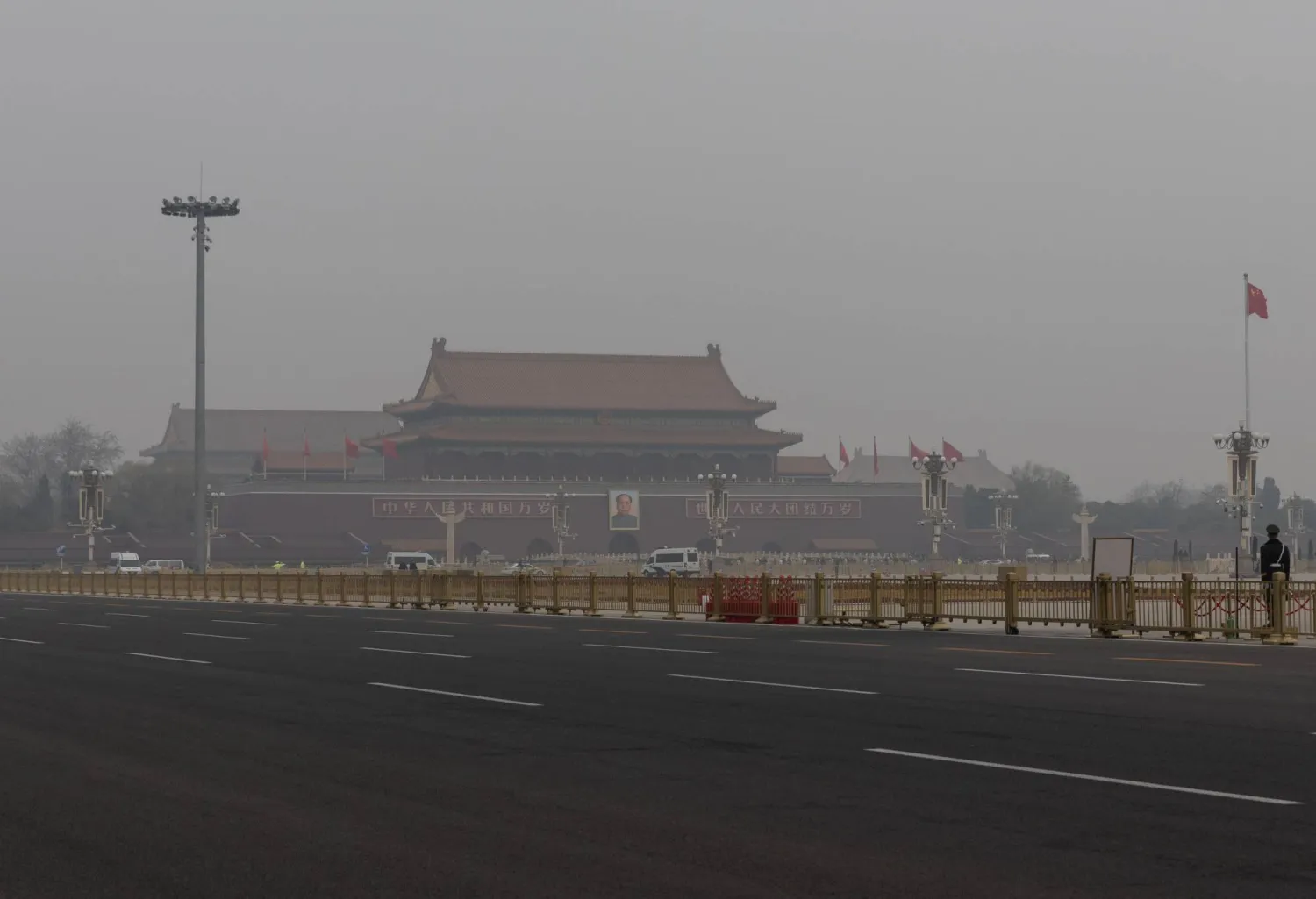 ميدان تيانانمين في وسط العاصمة الصينية بكين لدى اختتام أعمال المؤتمر الـ14 لمجلس النواب يوم الثلاثاء (إ.ب.أ)