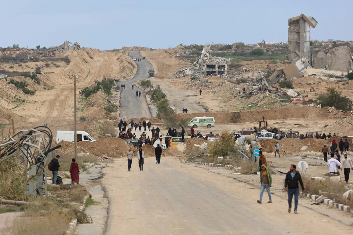 نازحون فلسطينيون يعبرون ممر نتساريم وهم في طريقهم إلى الأجزاء الشمالية من قطاع غزة يناير الماضي(أ.ف.ب)