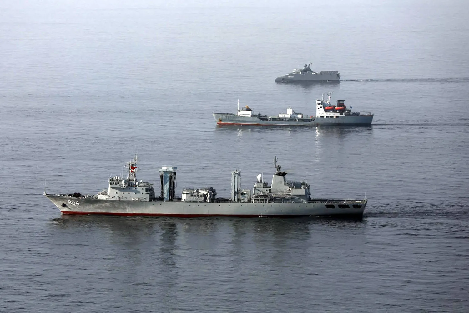 صورة وزعها الجيش الإيراني لتدريبات عسكرية مشتركة بين إيران وروسيا والصين في خليج عمان يوم 11 مارس 2025