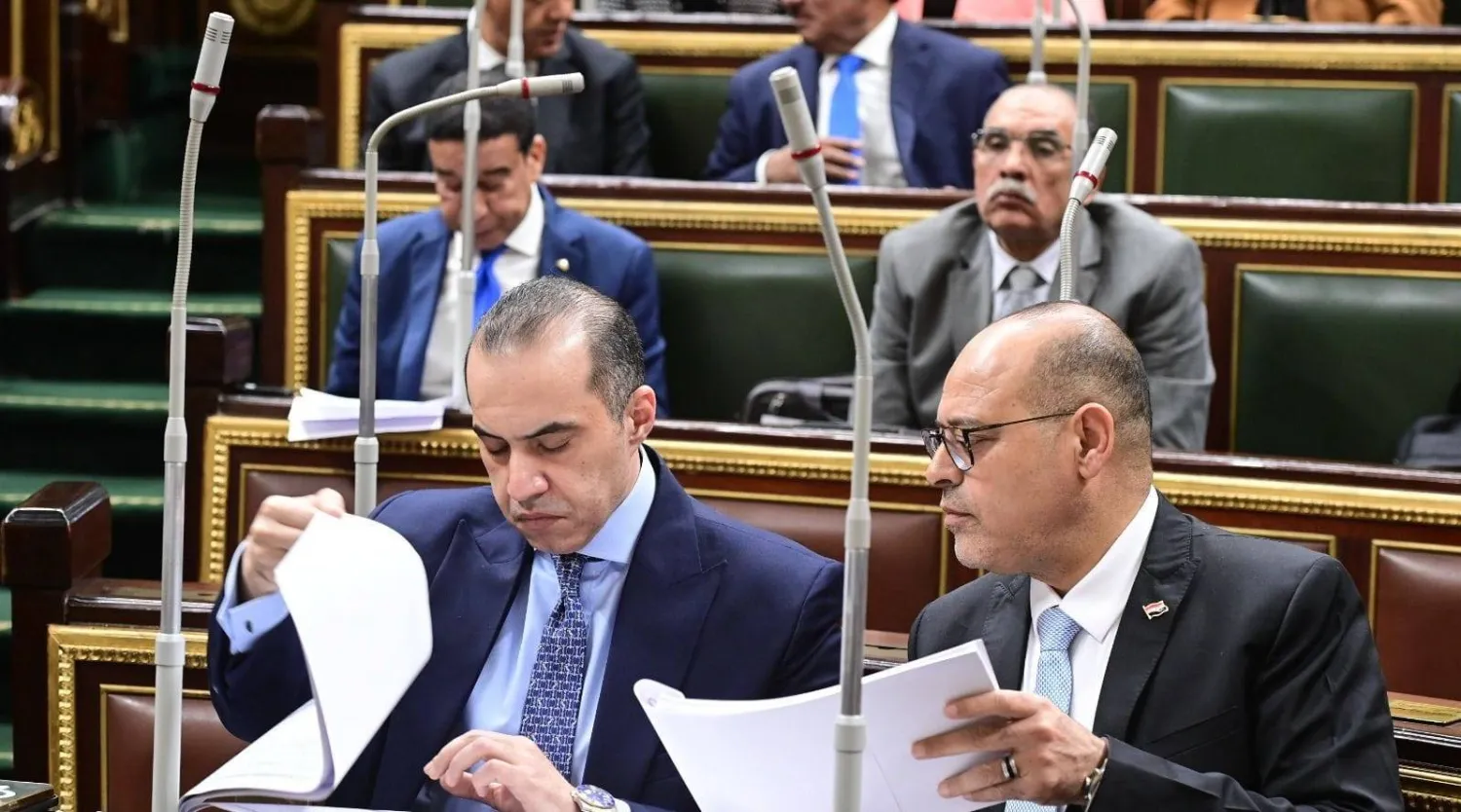 وزير الشؤون النيابية والقانونية يراجع مسودة مشروع قانون العمل وإلى جواره وزير العمل (مجلس الوزراء المصري)