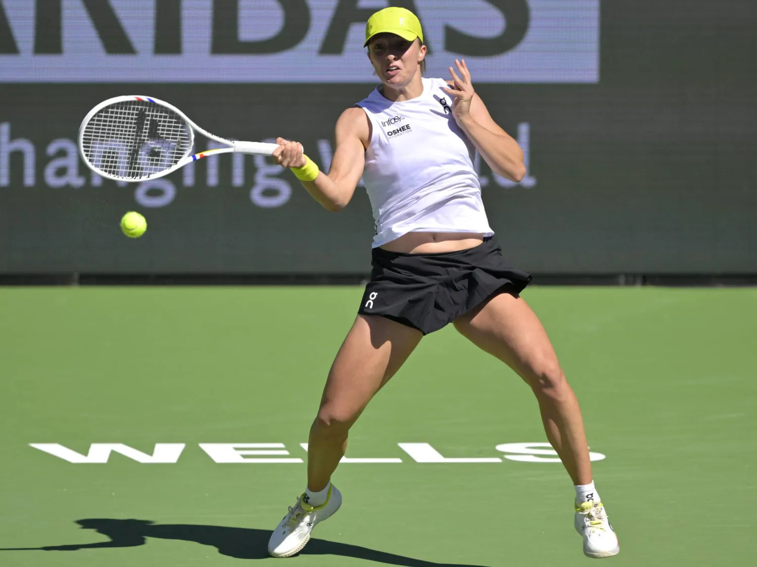 انطلقت المباراة التي دامت 57 دقيقة بعد نحو ساعة من موعدها بسبب هطول الأمطار (رويترز)