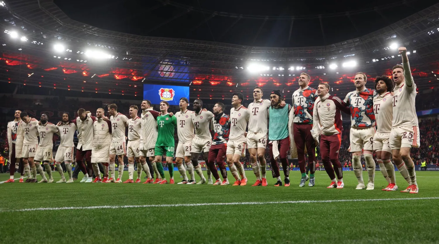 فرحة لاعبي بايرن ميونيخ مع جماهيرهم بالفوز على ليفركوزن (رويترز)