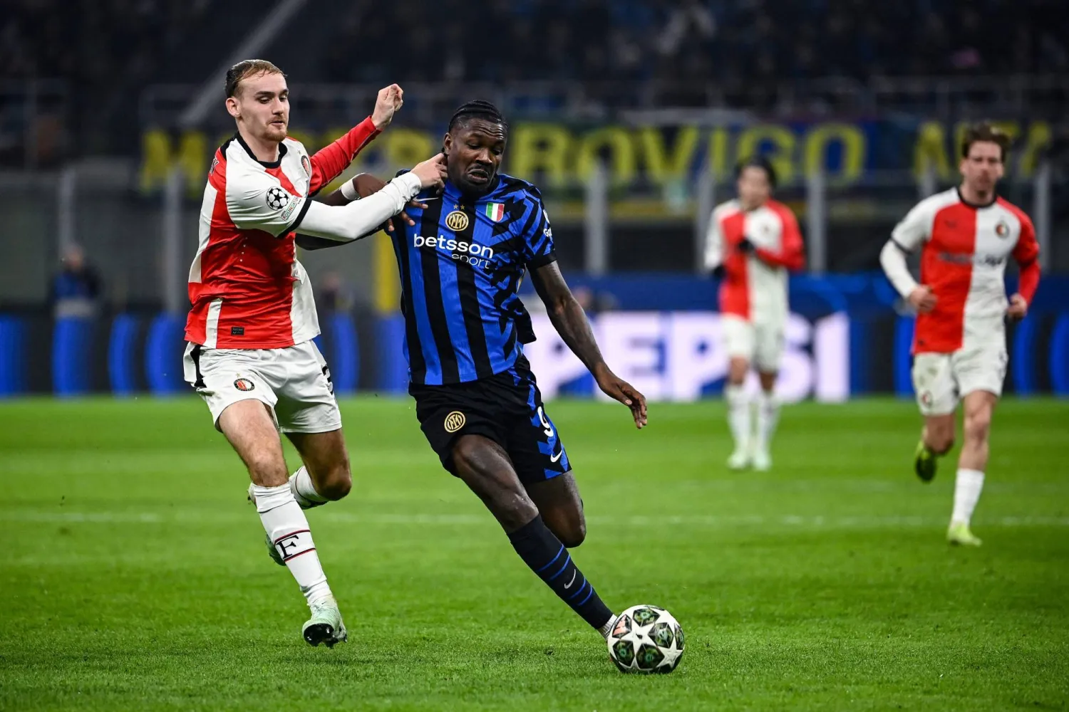 انتر الإيطالي هزم فينوورد الهولندي وتأهل لربع نهائي الأبطال (أ.ف.ب)