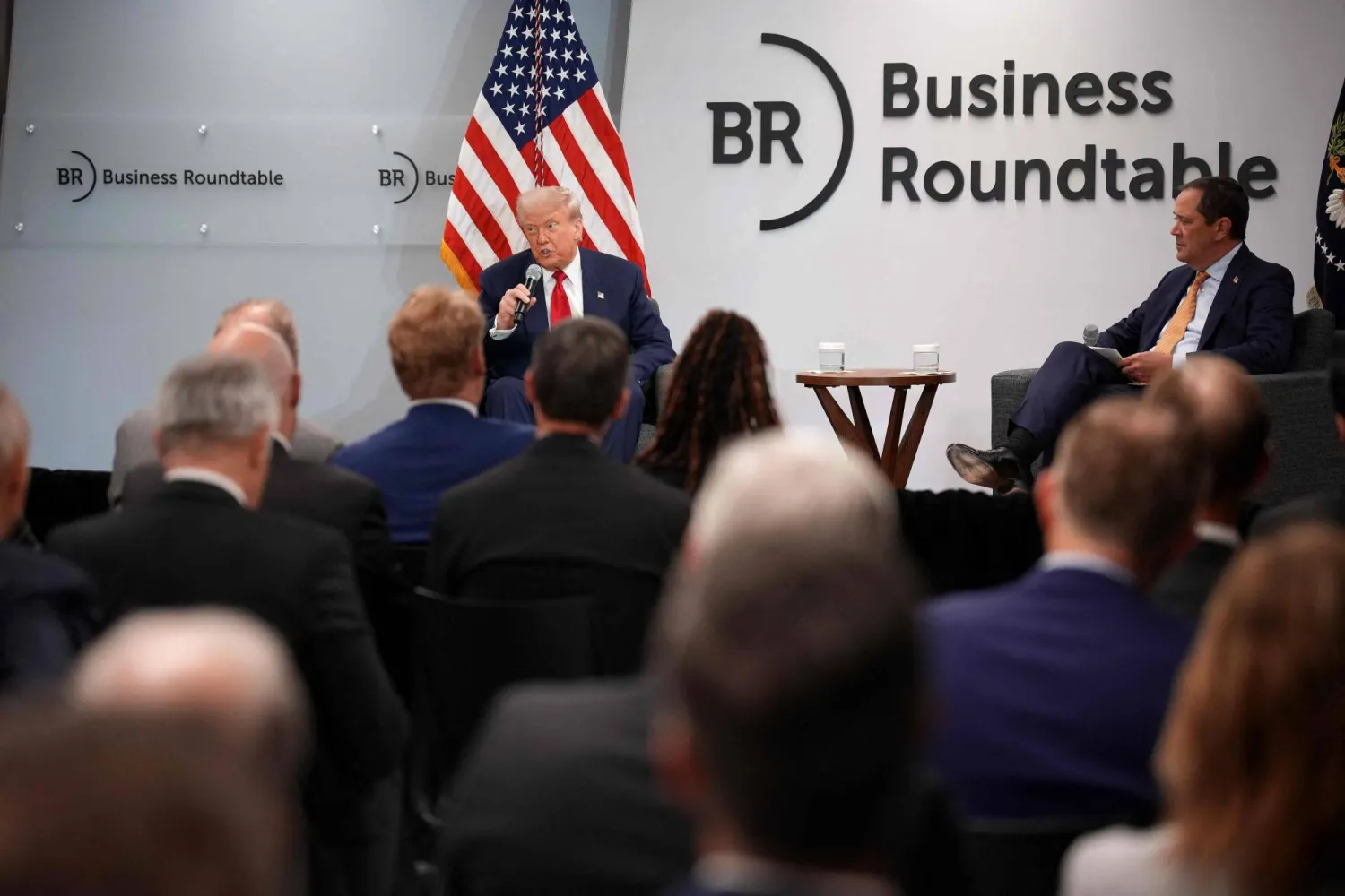 ترمب يلقي كلمة إلى جانب الرئيس التنفيذي لشركة «سيسكو سيستمز» تشاك روبنز (أ.ف.ب)