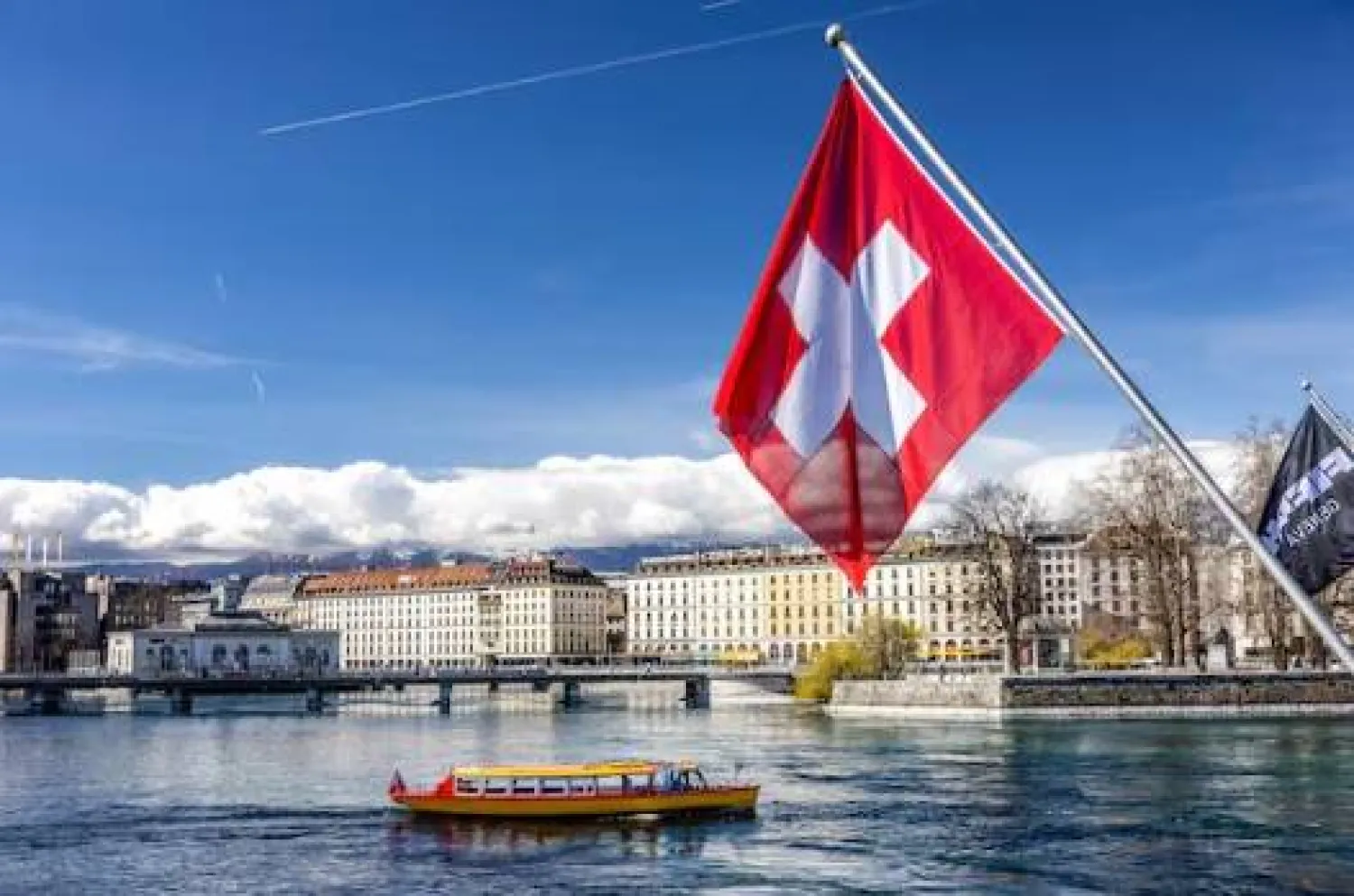 صورة للعلم السويسري في ميناء جنيف (رويترز)