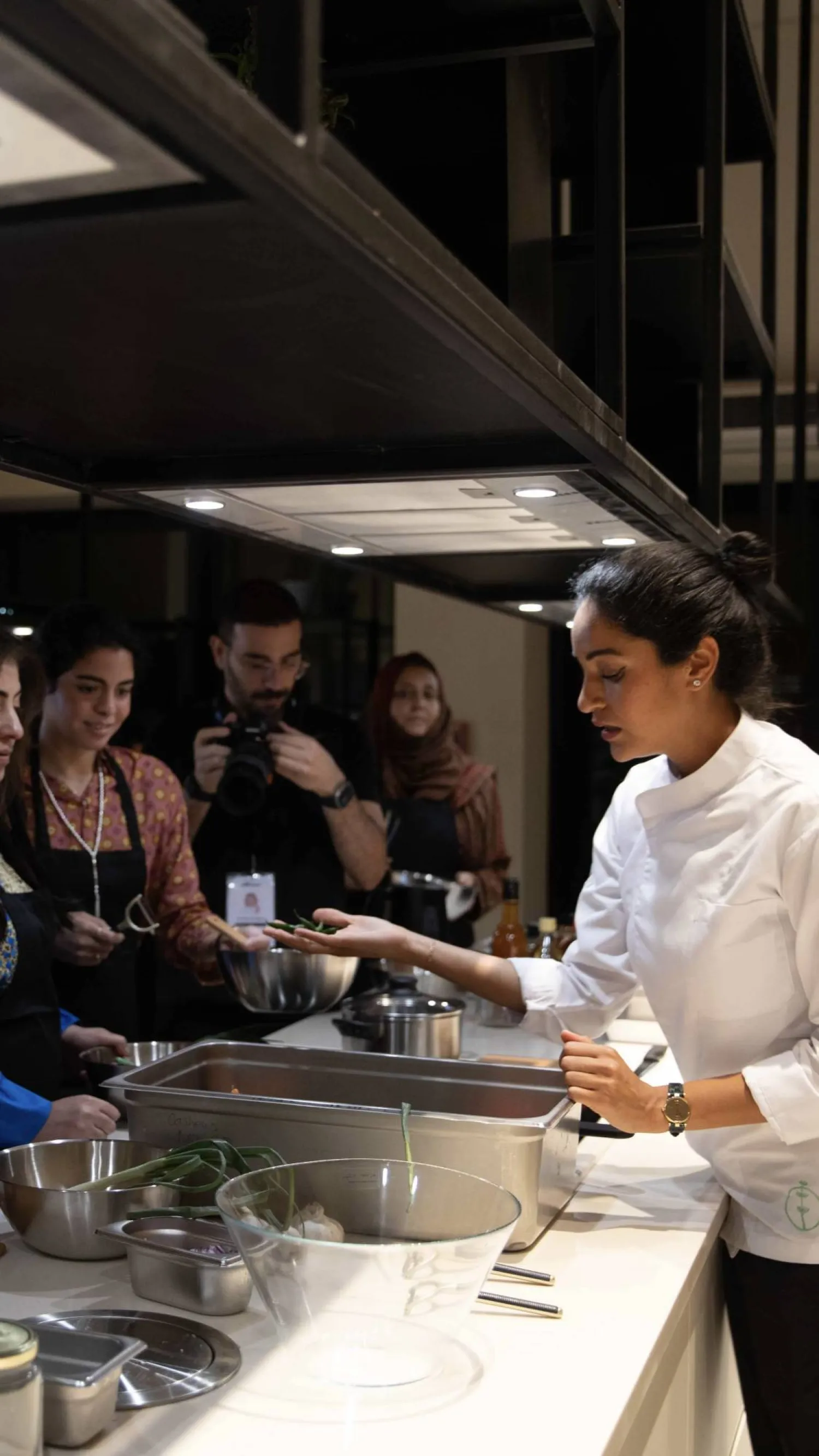 الشيف علا كيال في ورشة رمضان «بلا إسراف» التي قدمتها في بينالي الفنون الإسلامية (بينالي الفنون الإسلامية)