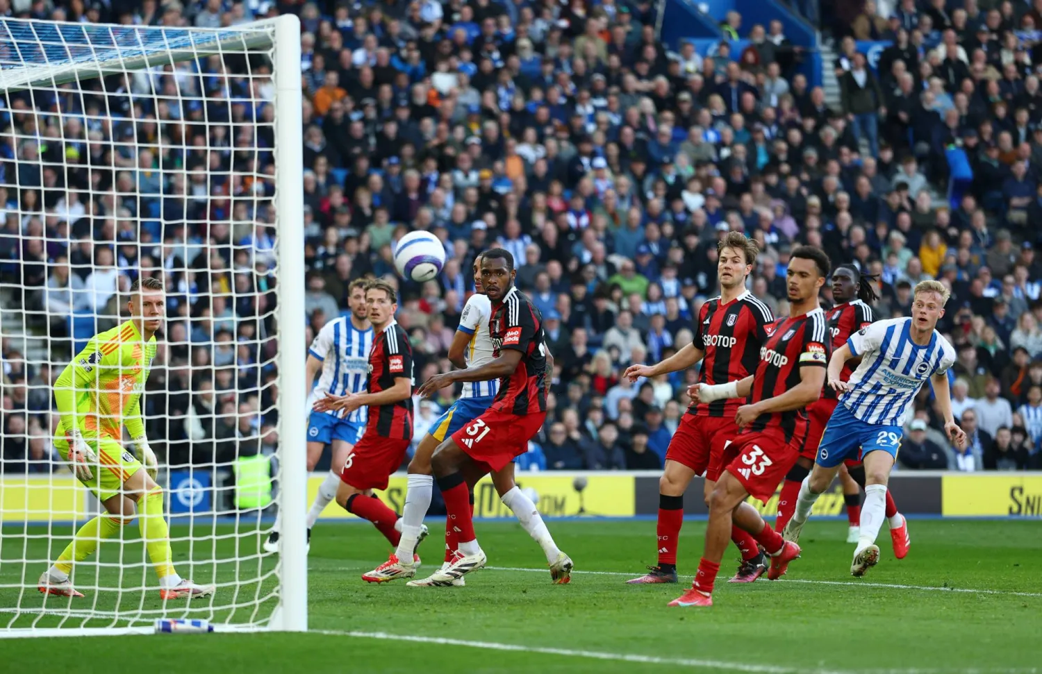 مدافع برايتون فان هيكي (يمين) وهدف برايتون الأول في مرمى فولهام (رويترز)