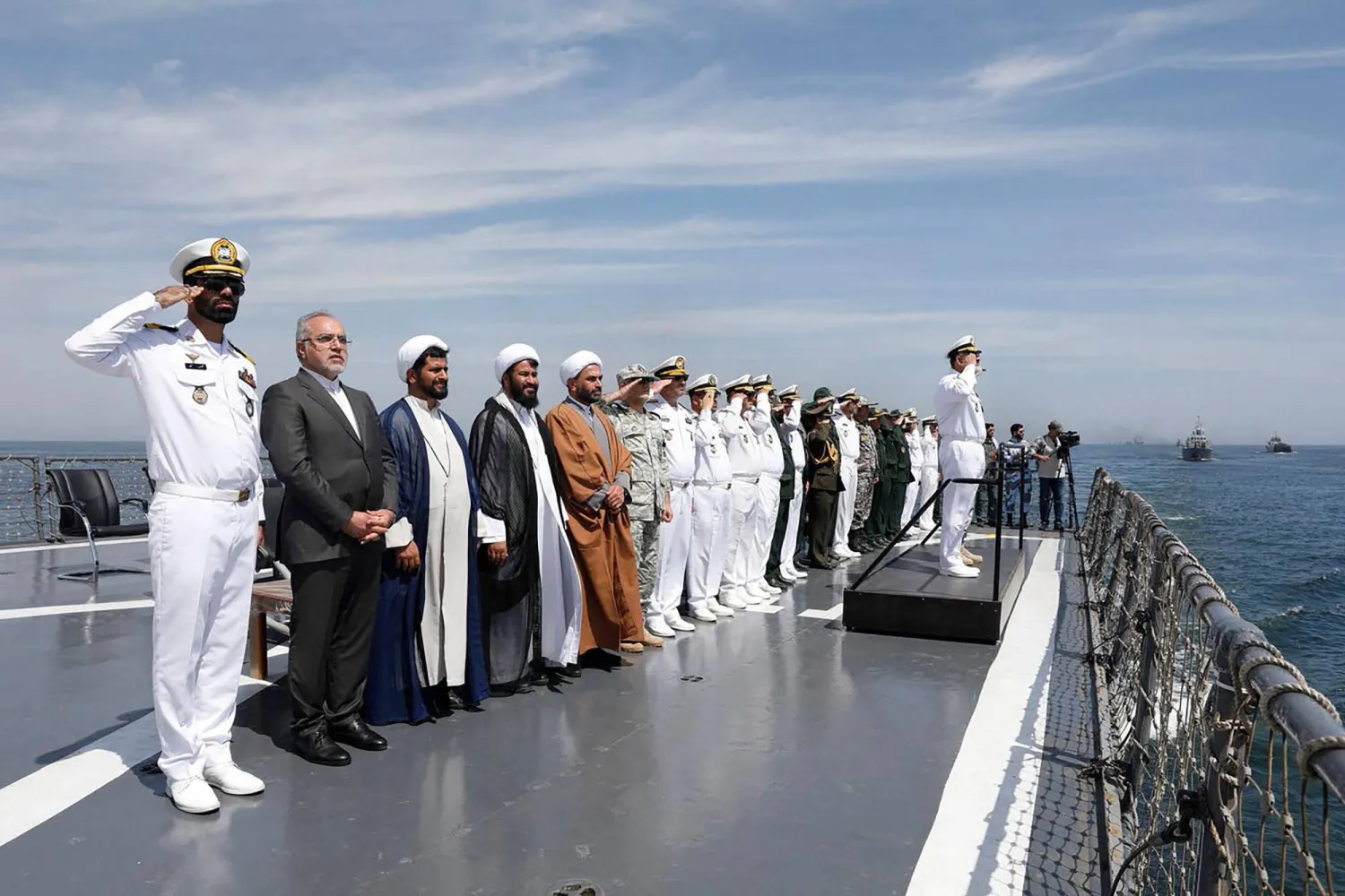 مسؤولون وضباط من البحرية الإيرانية في مناورات عسكرية مشتركة مع الصين وروسيا في خليج عمان (أ.ف.ب)