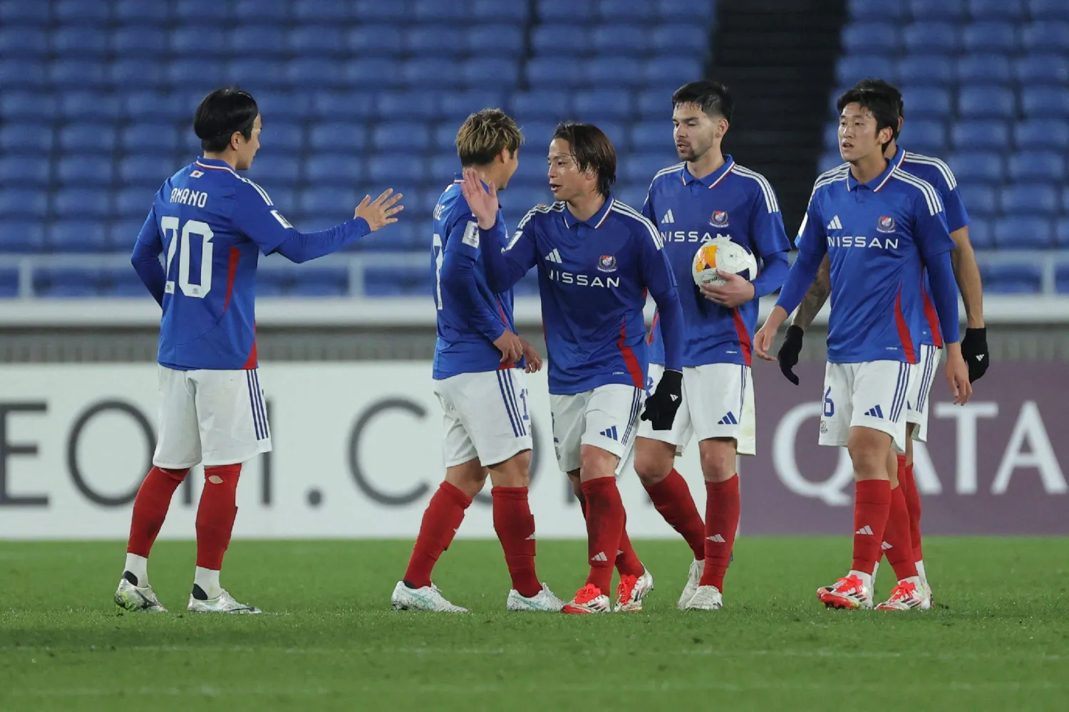 فرحة لاعبي يوكوهاما مارينوس امس بالتأهل (أ.ف.ب)