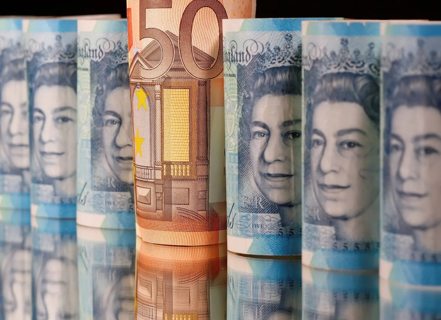 أوراق نقدية توضيحية من الجنيه الإسترليني واليورو (رويترز)