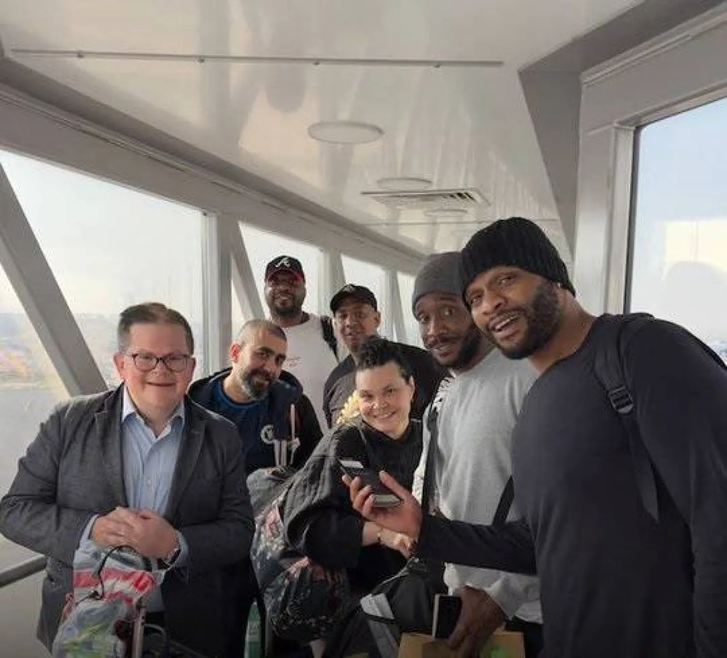 مجموعة من السجناء الأميركيين أفرجت عنهم الكويت في طريقهم إلى نيويورك