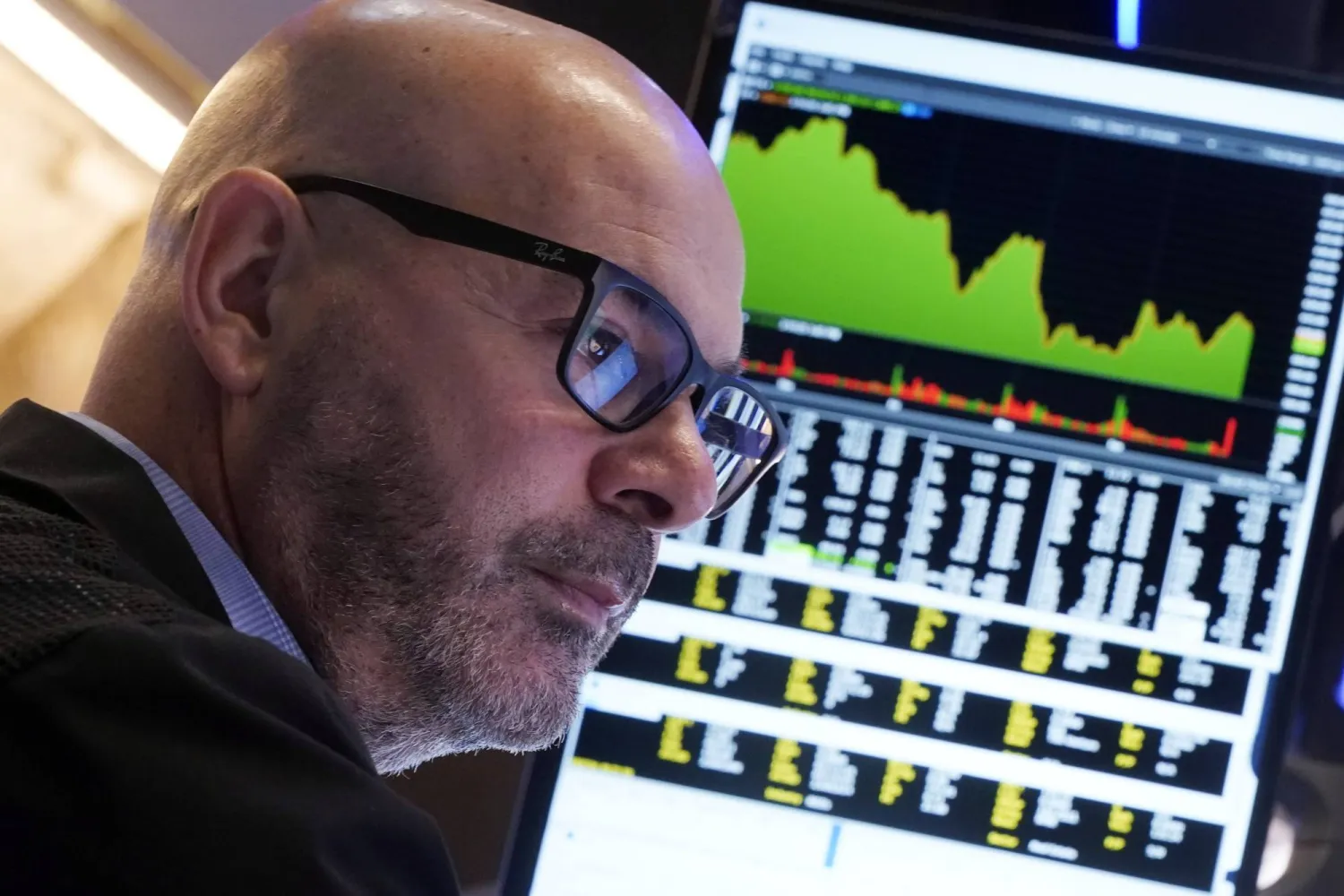 أحد المتداولين في بورصة نيويورك (أ.ب)