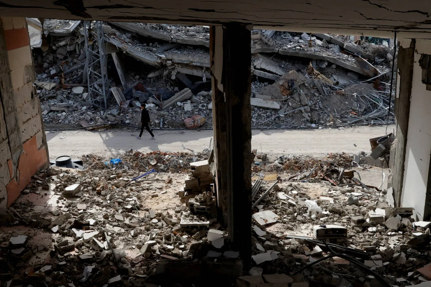 أنقاض منازل مدمرة بسبب الحرب على قطاع غزة (رويترز)