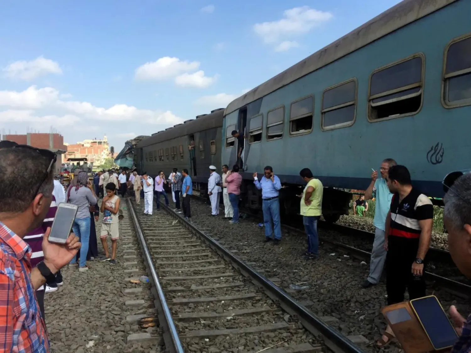 Egyptians look at the crash of two trains that collided near the Khorshid station in Egypt's coastal city of Alexandria, Egypt August 11, 2017. REUTERS/Osama Nageb
