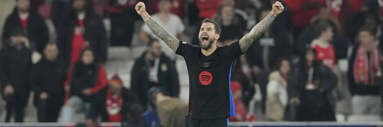 مارتينيز يحتفل بعد أحد انتصارات برشلونة (أ.ب)