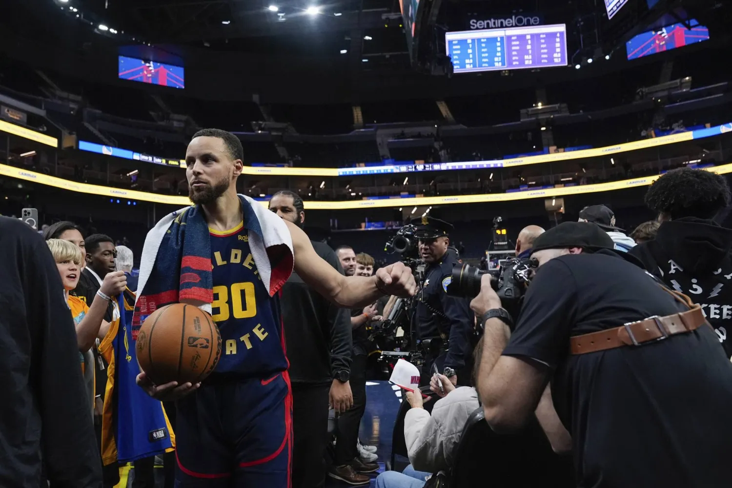 ستيفن كوري واصل أرقامه «الإعجازية» مع وريورز (أ.ب)