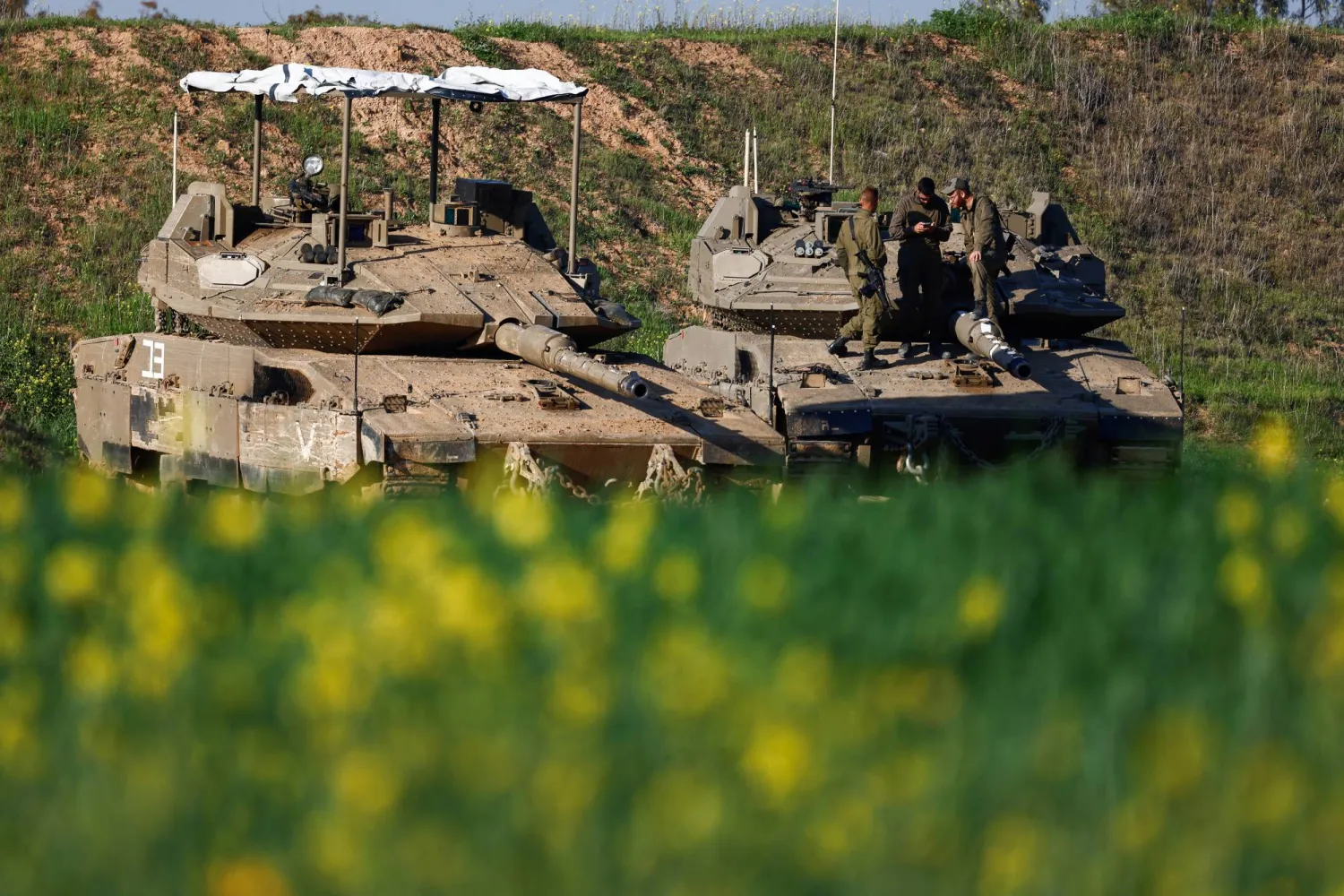 جنود إسرائيليون بالقرب من الحدود مع غزة (رويترز)