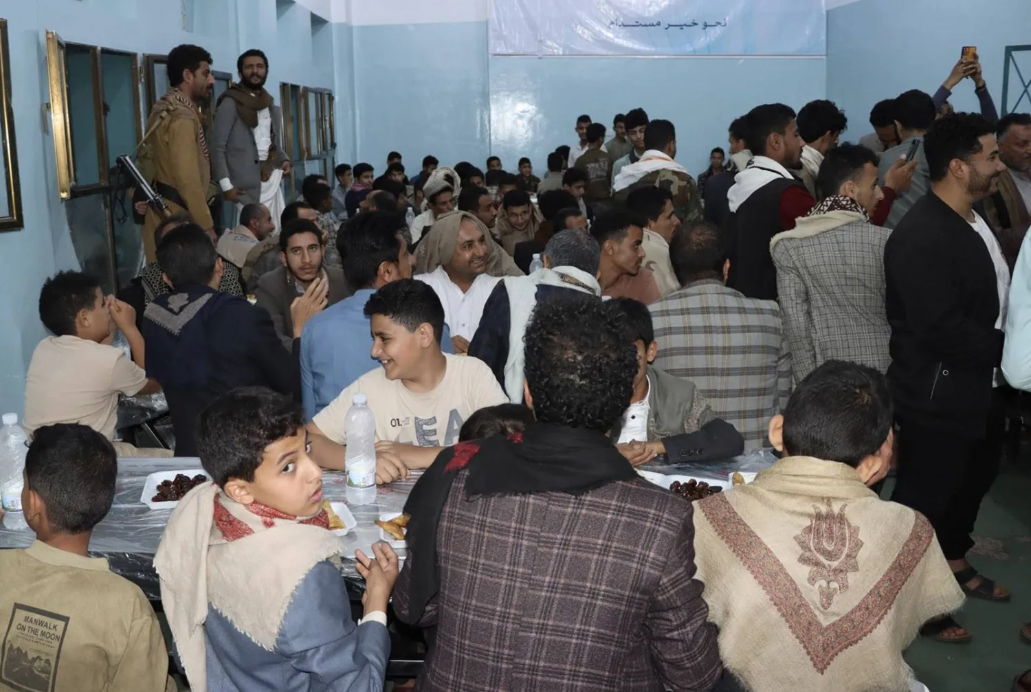 جانب من زيارة حوثية لإحدى دور الأيتام في إب اليمنية (فيسبوك)