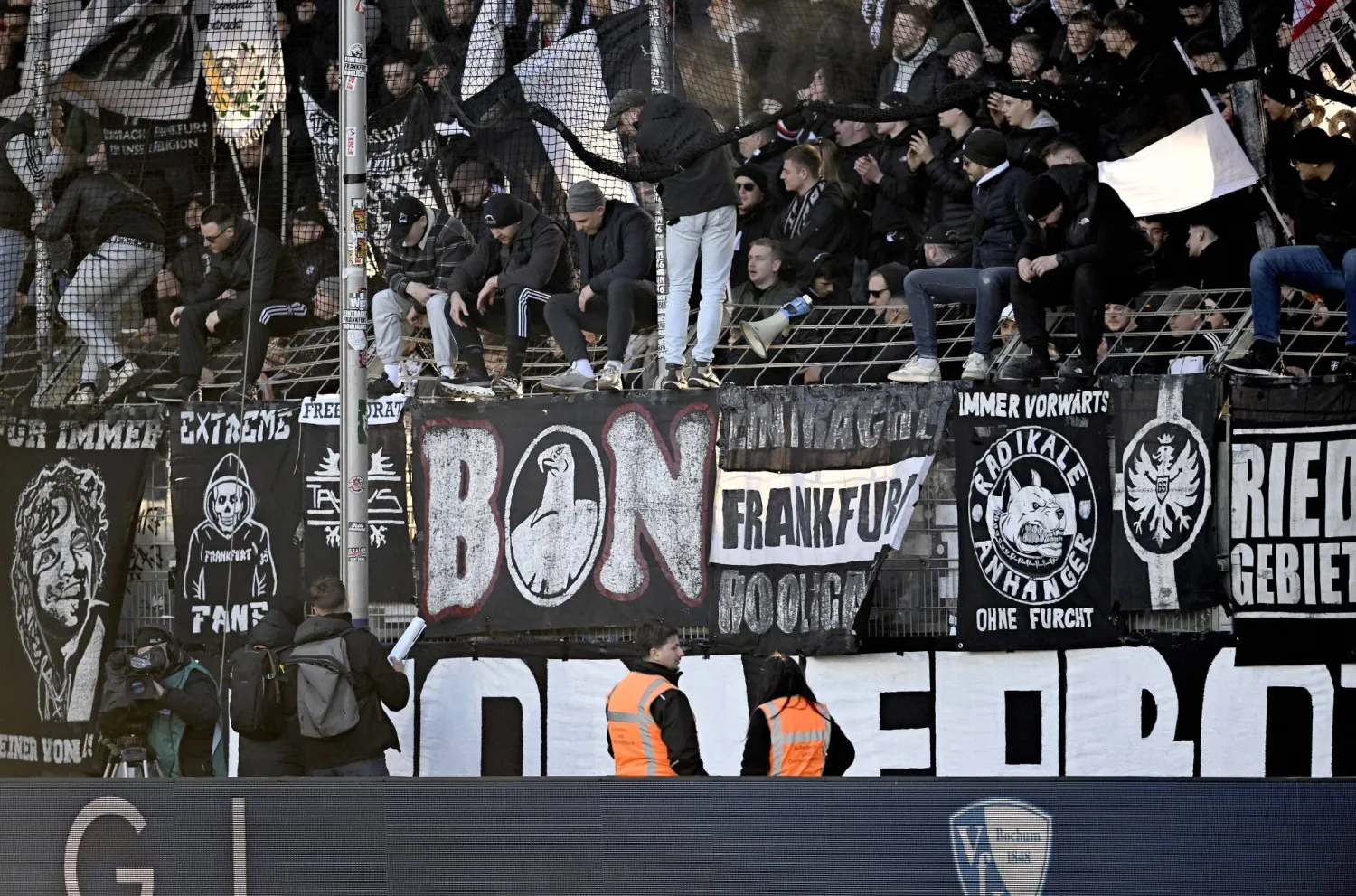 لافتة جماهير فرانكفورت التي تغطي مخرج طواريء وتسببت في الأزمة (أ.ب)